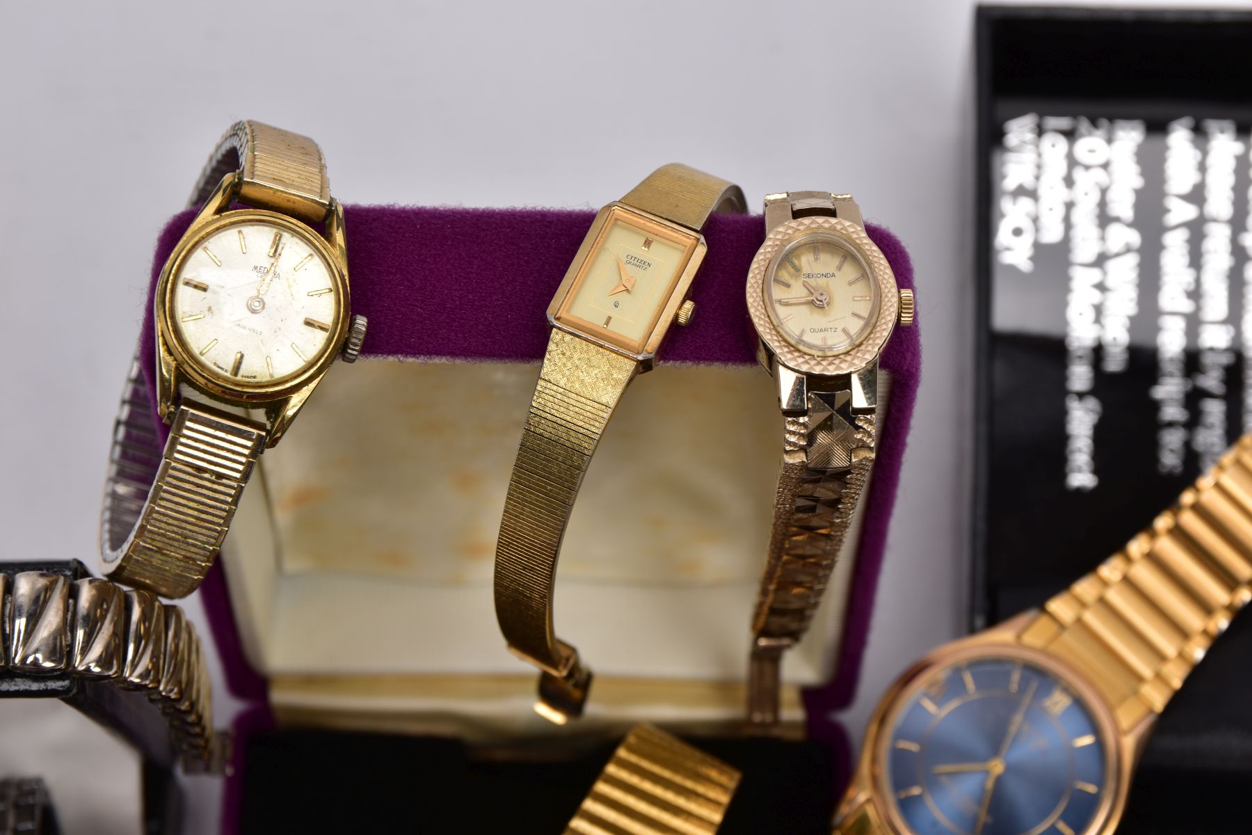 A BOX OF ASSORTED WRISTWATCHES AND A BRACELET, to include twelve watches such as a gents 'Avia' - Image 14 of 18