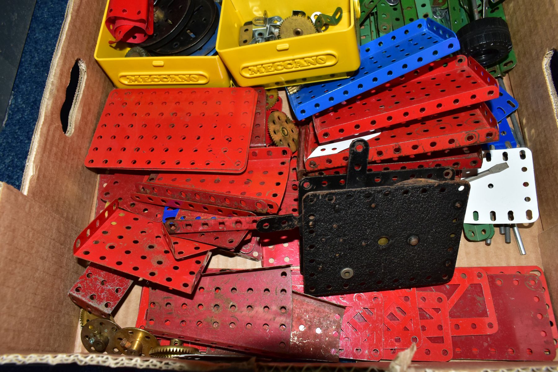 A QUANTITY OF ASSORTED MECCANO, to include hinged flat plates, flat plates, flanged plates, angle - Bild 2 aus 4