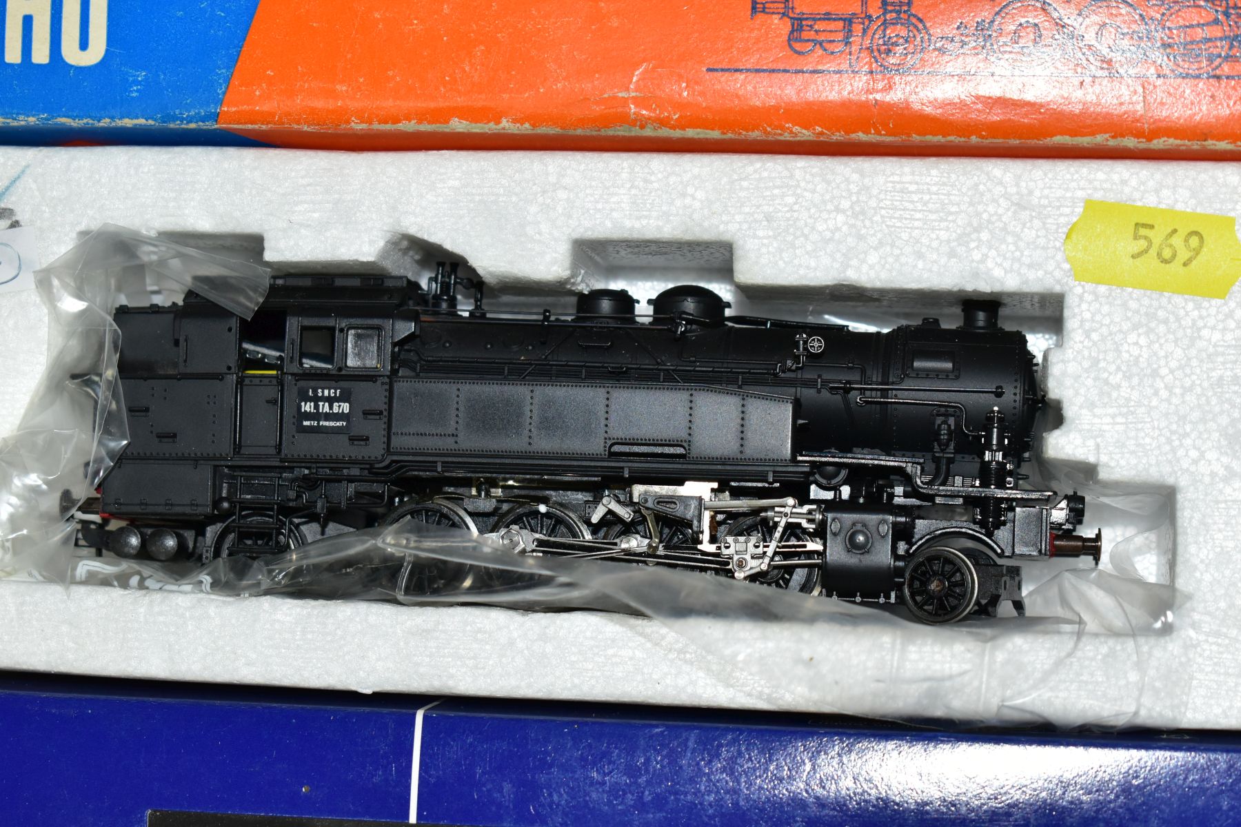 TWO BOXED ROCO HO GAUGE TANK LOCOMOTIVES, class 141, No 141 TA 670, S.N.C.F. Black livery (series 93 - Bild 2 aus 4