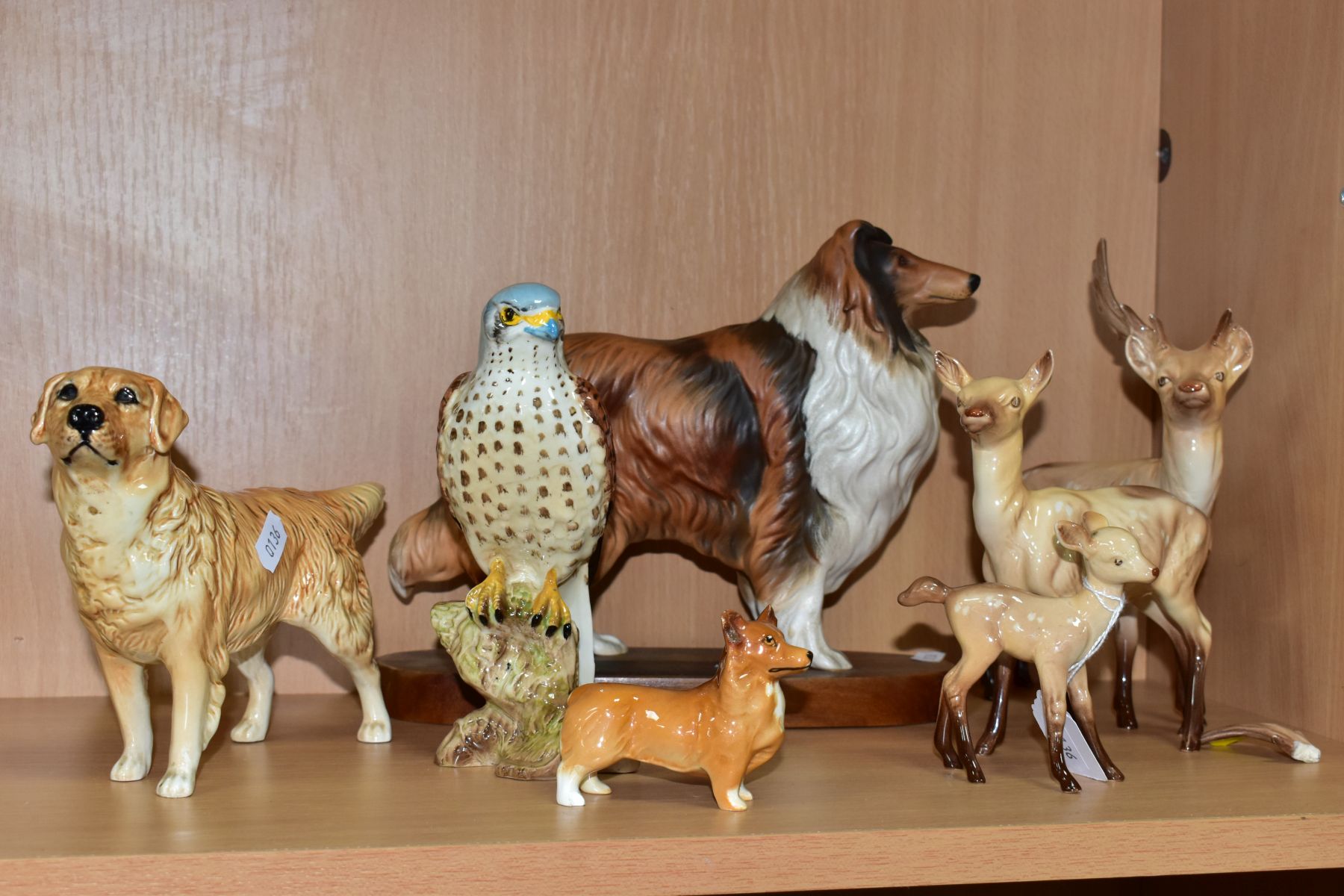 A COLLECTION OF SEVEN BESWICK ANIMAL AND BIRD FIGURES, comprising Stag, Doe and Fawn in light - Bild 9 aus 9