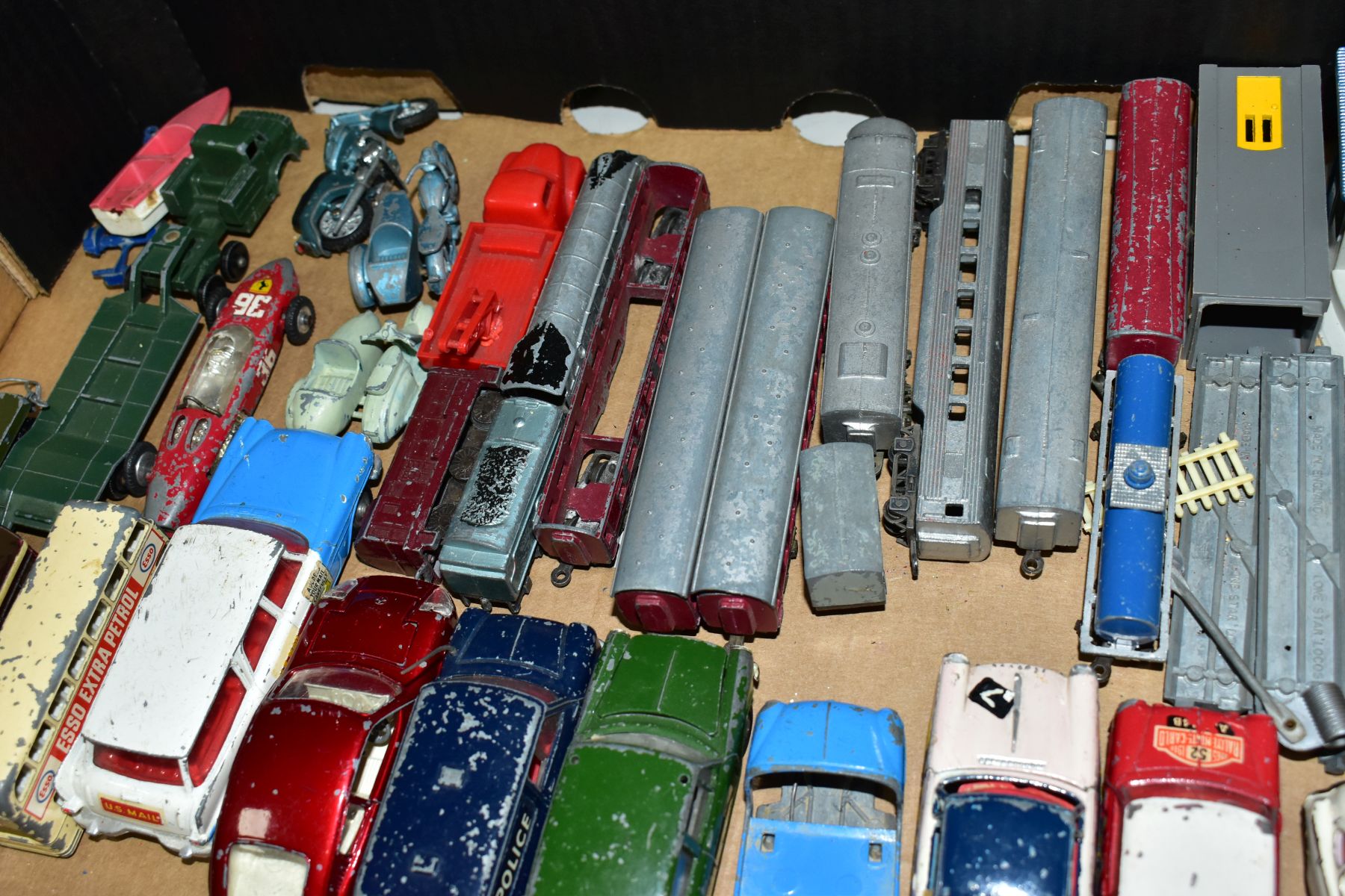 A QUANTITY OF UNBOXED AND ASSORTED PLAYWORN DIECAST VEHICLES, to include spot-on Morris 1100 No 262, - Bild 6 aus 10