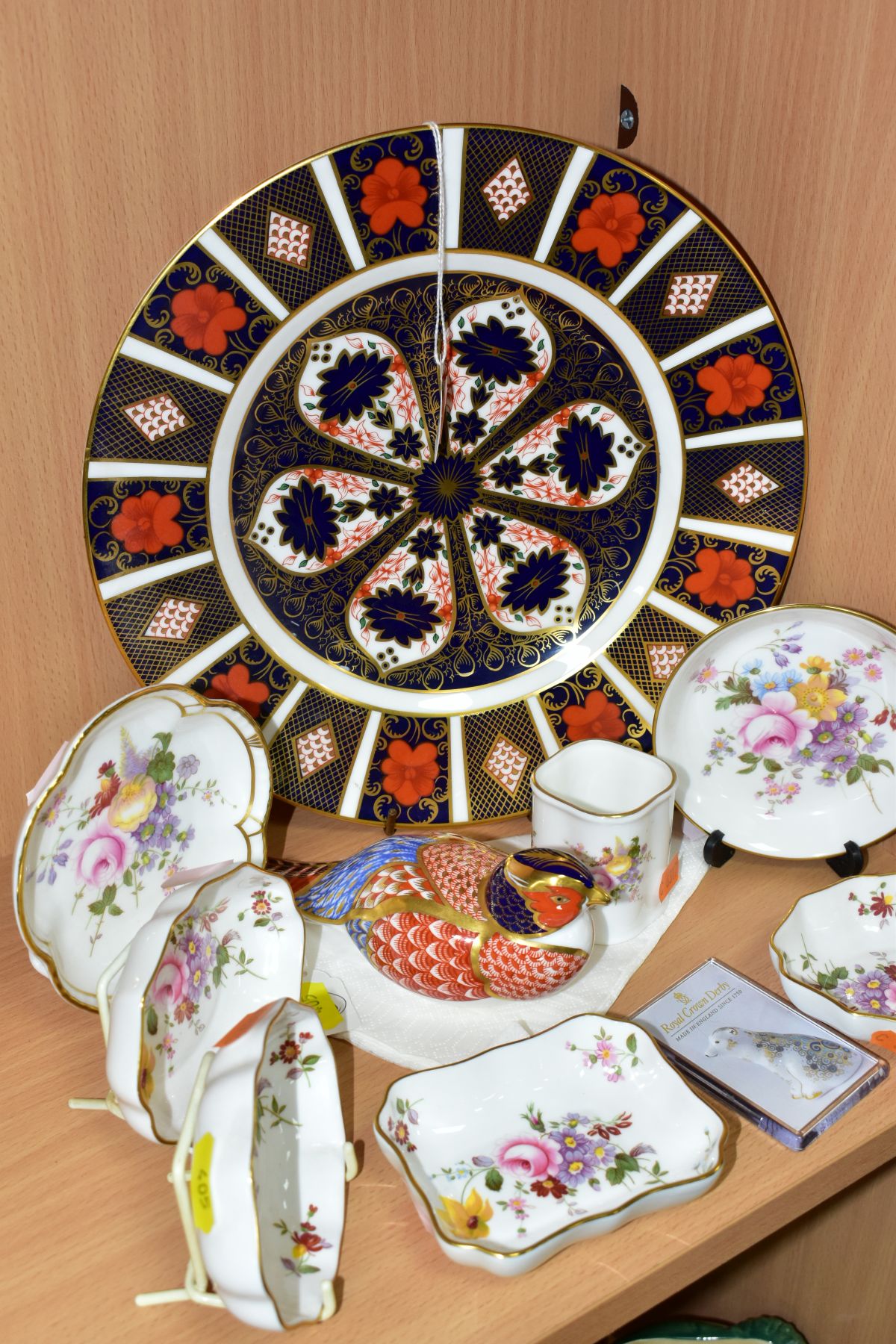 A GROUP OF ROYAL CROWN DERBY CERAMICS, comprising an Imari 1128 pattern dinner plate, first quality, - Image 8 of 10