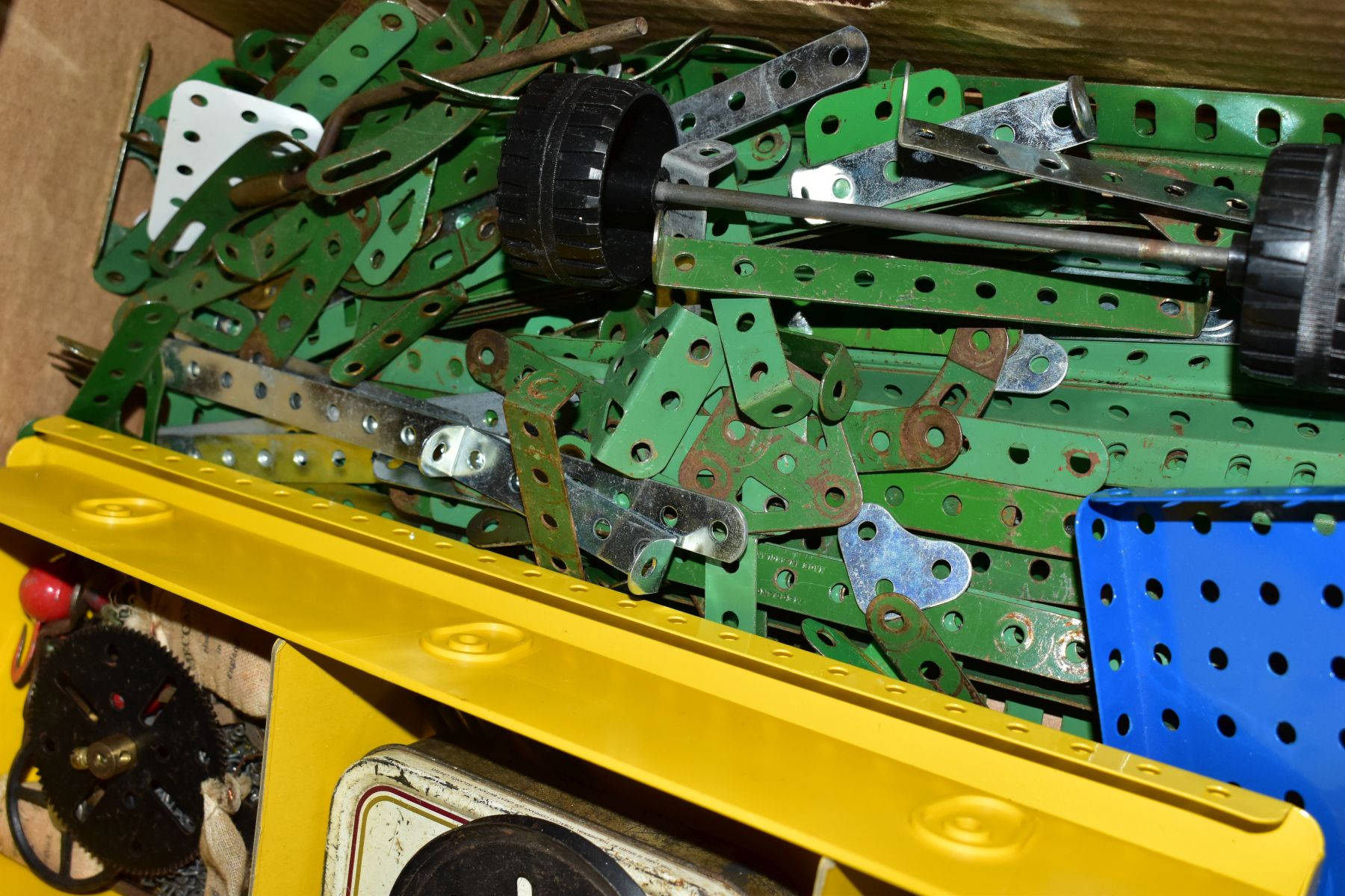 A QUANTITY OF ASSORTED MECCANO, to include hinged flat plates, flat plates, flanged plates, angle - Bild 4 aus 4