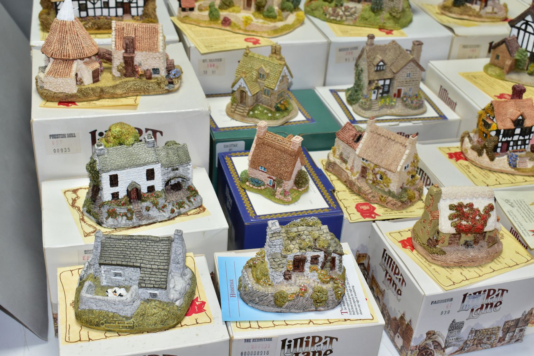 TWENTY SIX BOXED LILLIPUT LANE SCULPTURES, all with deeds, comprising twenty two from Midlands - Bild 2 aus 11