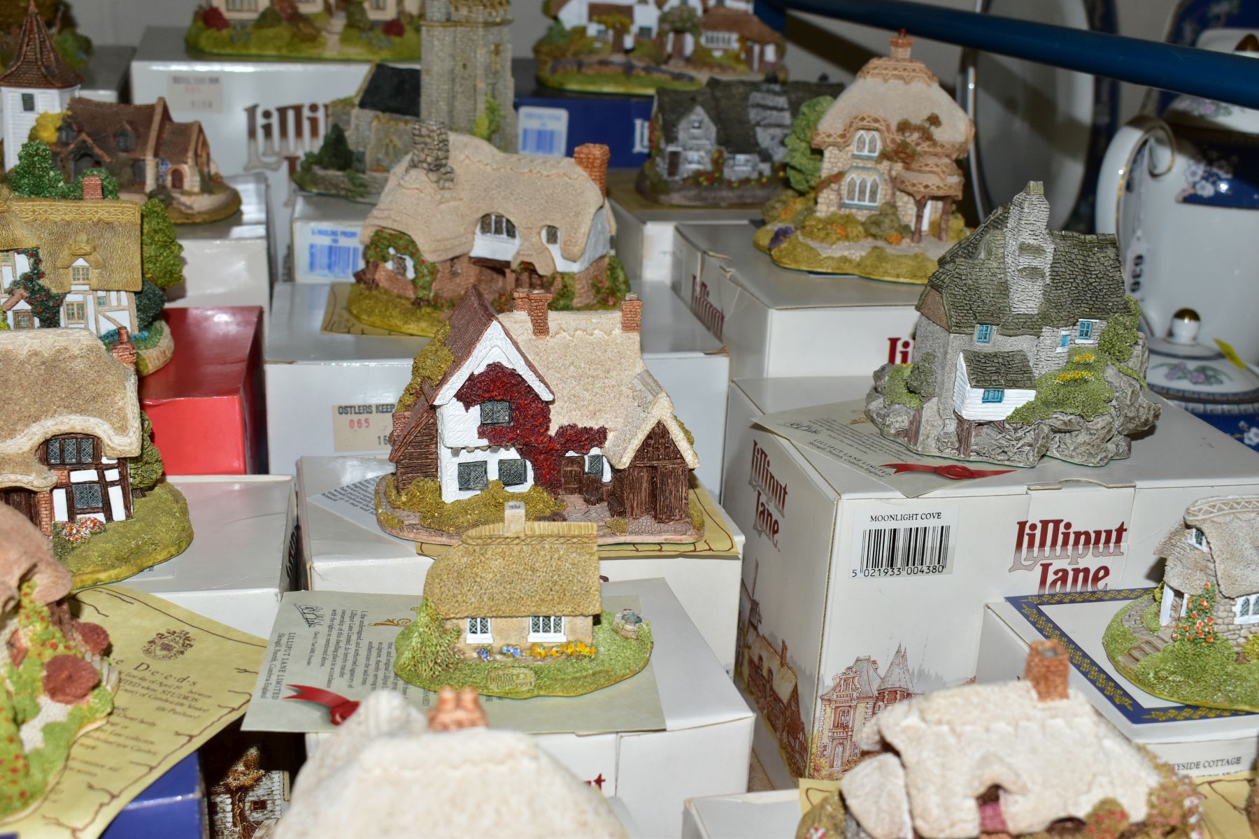 THIRTY THREE BOXED LILLIPUT LANE SCULPTURES FROM SOUTH EAST AND SOUTH WEST COLLECTIONS, all with - Bild 7 aus 22