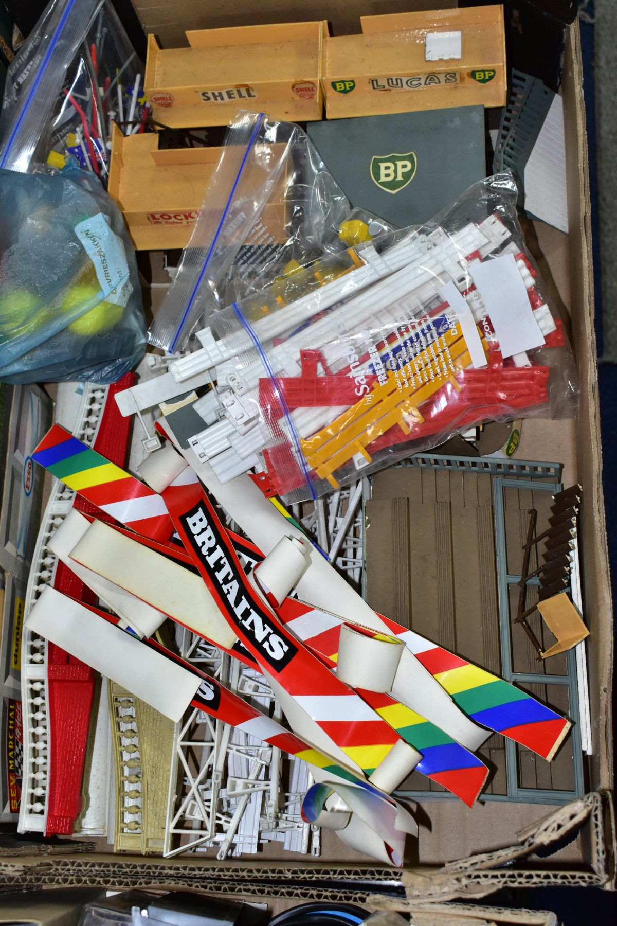 A COLLECTION OF BOXED AND UNBOXED SCALEXTRIC ITEMS, to include boxed Truimph TR7 rally car, No - Bild 2 aus 3