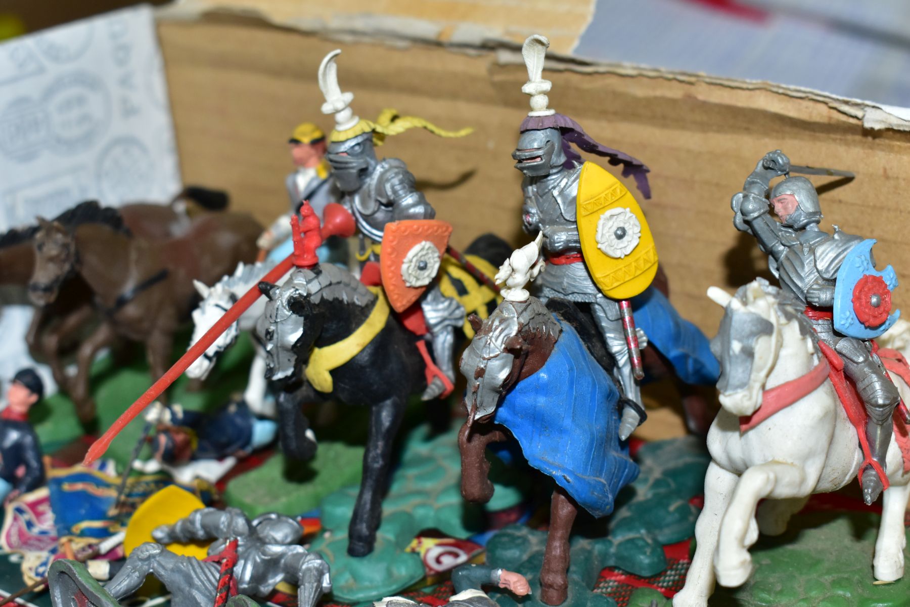 A QUANTITY OF ASSORTED BRITAINS SWOPPET 15TH CENTURY KNIGHTS, to include mounted charging No. 1451 - Image 6 of 11