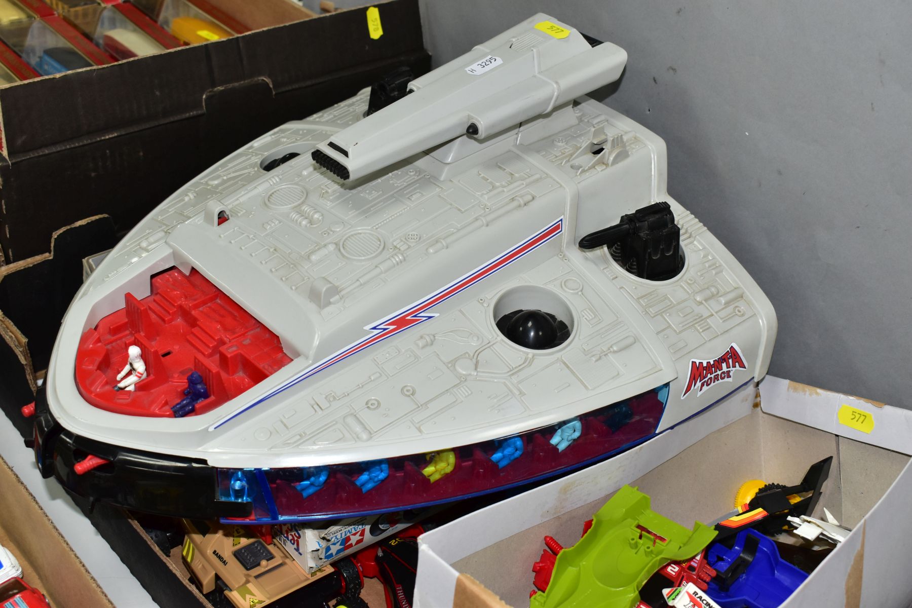 AN UNBOXED BLUEBIRD TOYS MANTA FORCE COMMAND SHIP, not complete and is missing some accessories - Bild 2 aus 11