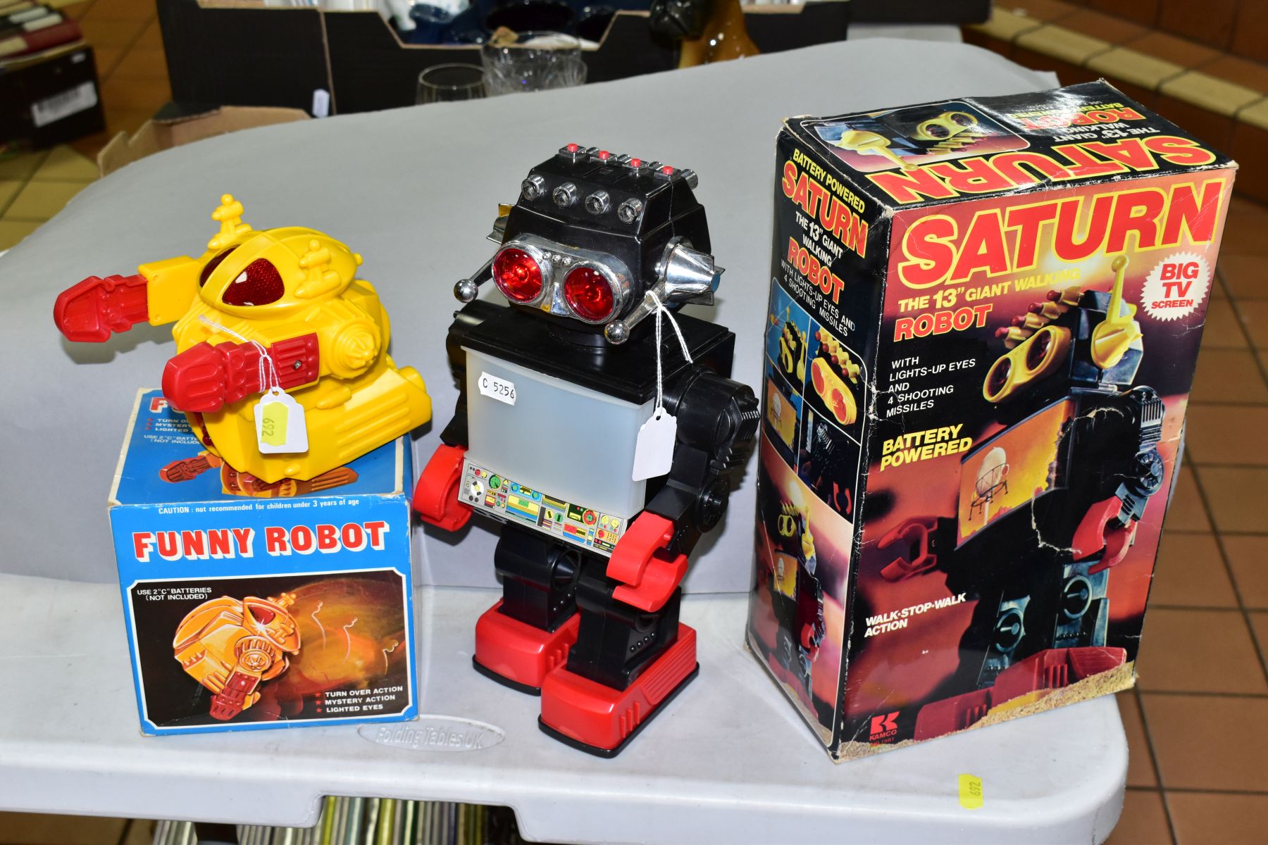 A BOXED KAMCO SATURN PLASTIC BATTERY OPERATED ROBOT, no. 1981, c.1980's, not tested, appears - Bild 4 aus 4