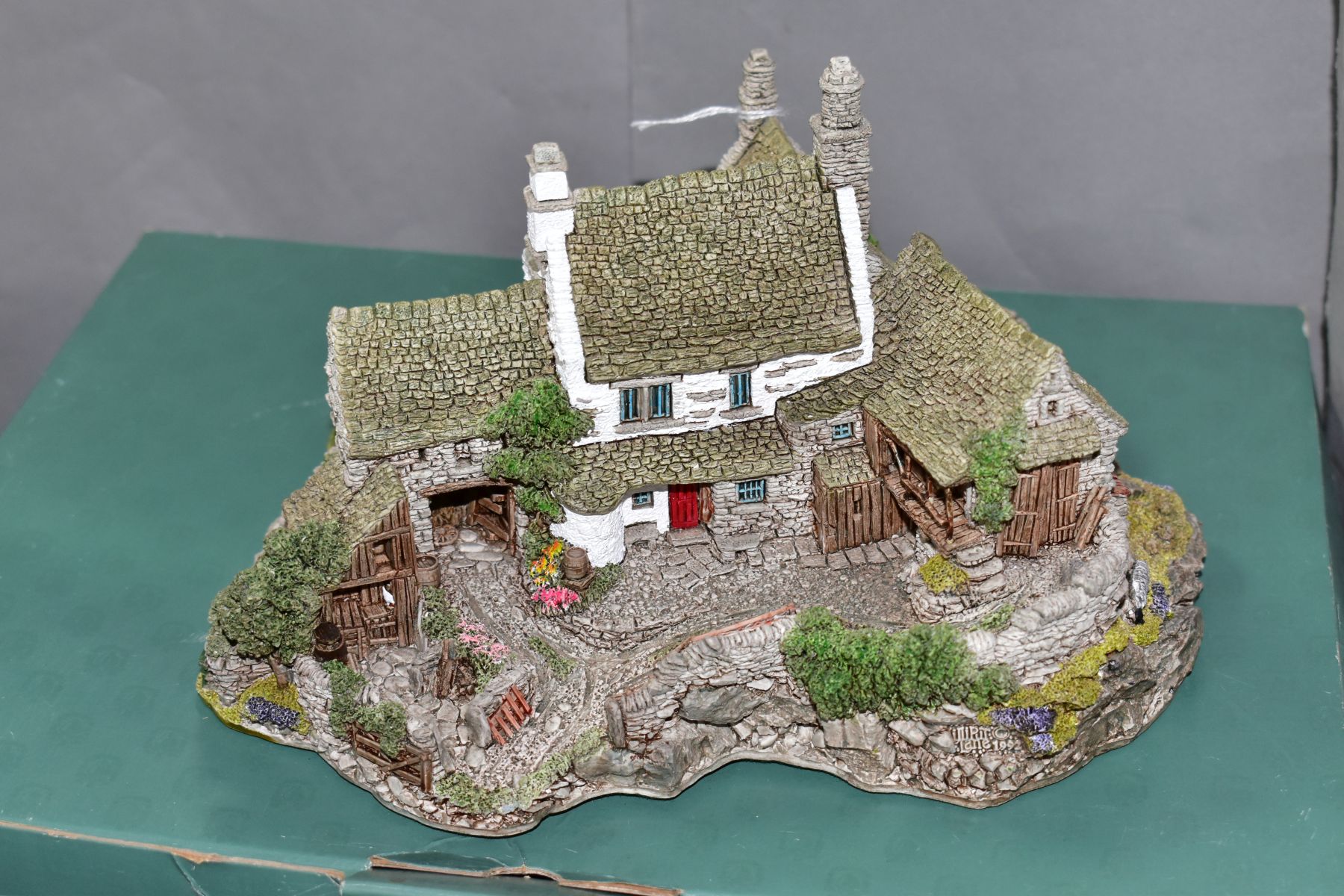 THREE BOXED LILLIPUT LANE SCULPTURES, 'Bluebell Farm' L2013, with deeds, 'High Ghyll Farm' 635, no - Bild 7 aus 8