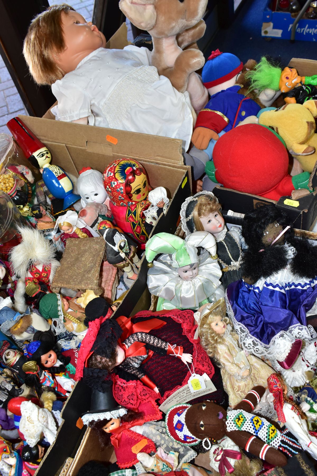 THREE BOXES OF DOLLS, COSTUME DOLLS AND SOFT TOYS, including Disney and South Park characters, - Bild 6 aus 6