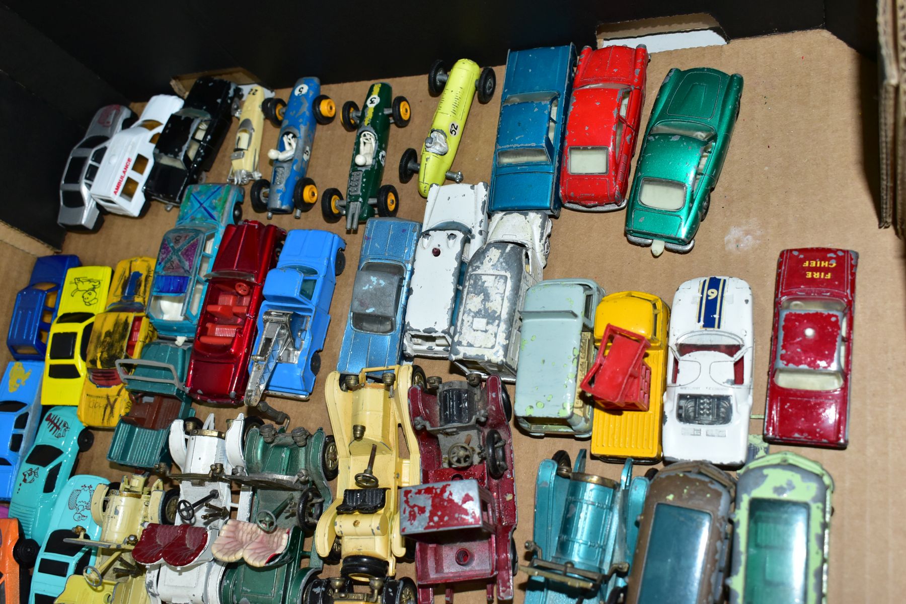 A QUANTITY OF UNBOXED AND ASSORTED PLAYWORN DIECAST VEHICLES, to include spot-on Morris 1100 No 262, - Bild 9 aus 10