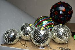 FIVE MIRRORED DISCO BALLS OF VARIOUS SIZES, smallest height 13cm and tallest height 19cm, all with