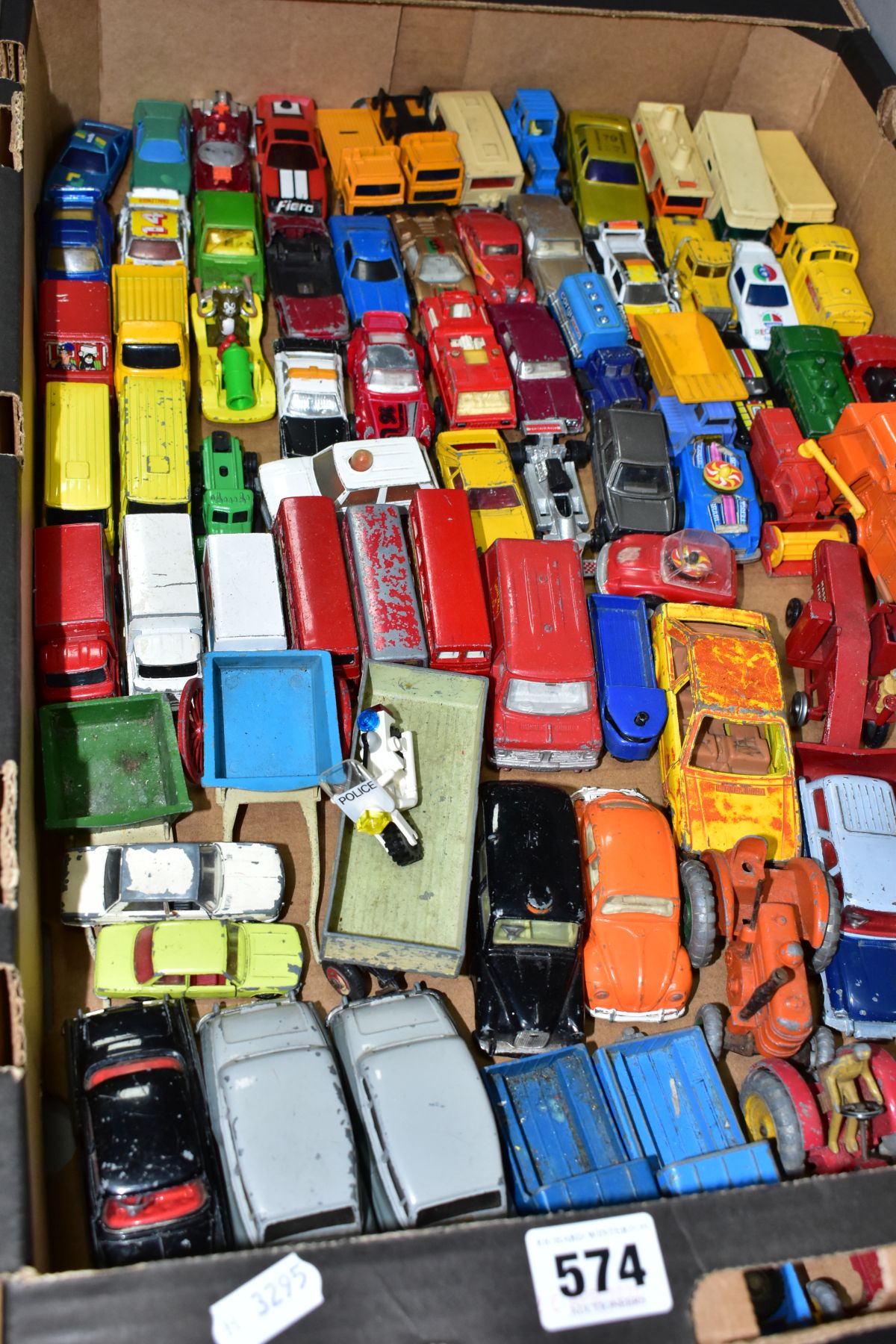 A QUANTITY OF UNBOXED AND ASSORTED PLAYWORN DIECAST VEHICLES, to include Dinky Toys Field Marshall - Bild 5 aus 12