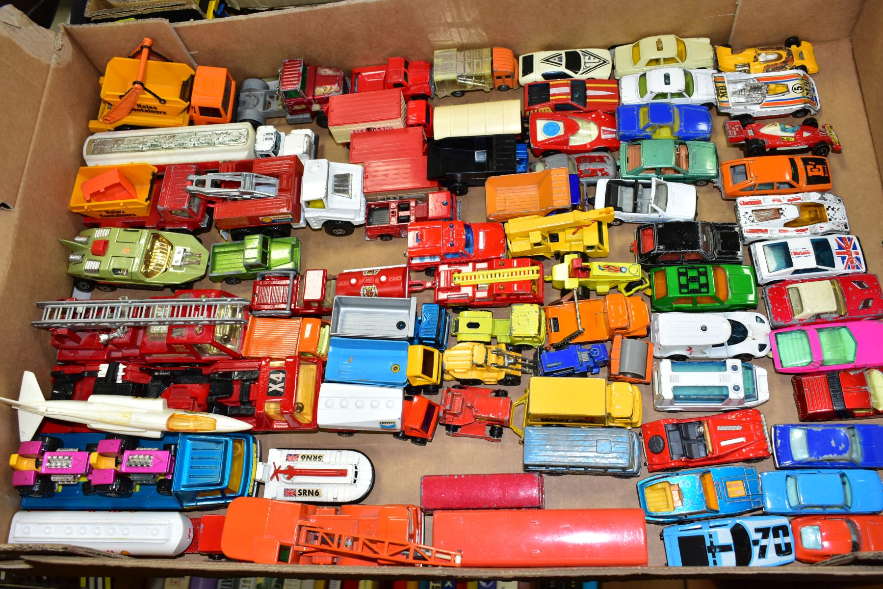 A QUANTITY OF UNBOXED AND ASSORTED PLAYWORN DIECAST VEHICLES, to include Corgi Toys Batmobile, No. - Bild 3 aus 8