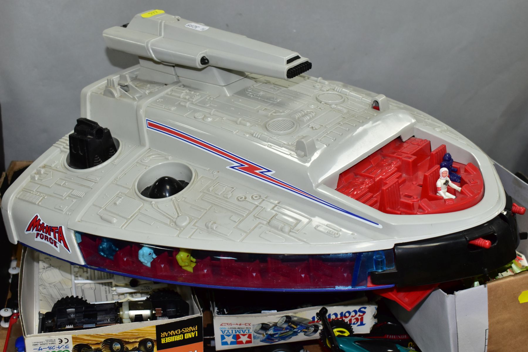 AN UNBOXED BLUEBIRD TOYS MANTA FORCE COMMAND SHIP, not complete and is missing some accessories - Bild 11 aus 11