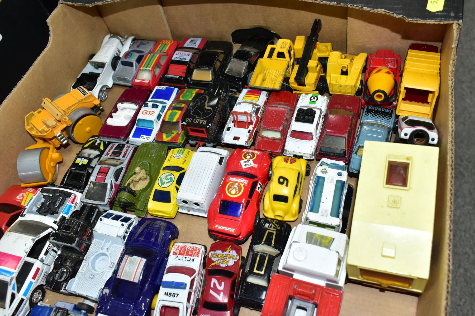 A QUANTITY OF UNBOXED AND ASSORTED PLAYWORN DIECAST VEHICLES, to include Dinky Toys Field Marshall - Bild 12 aus 12