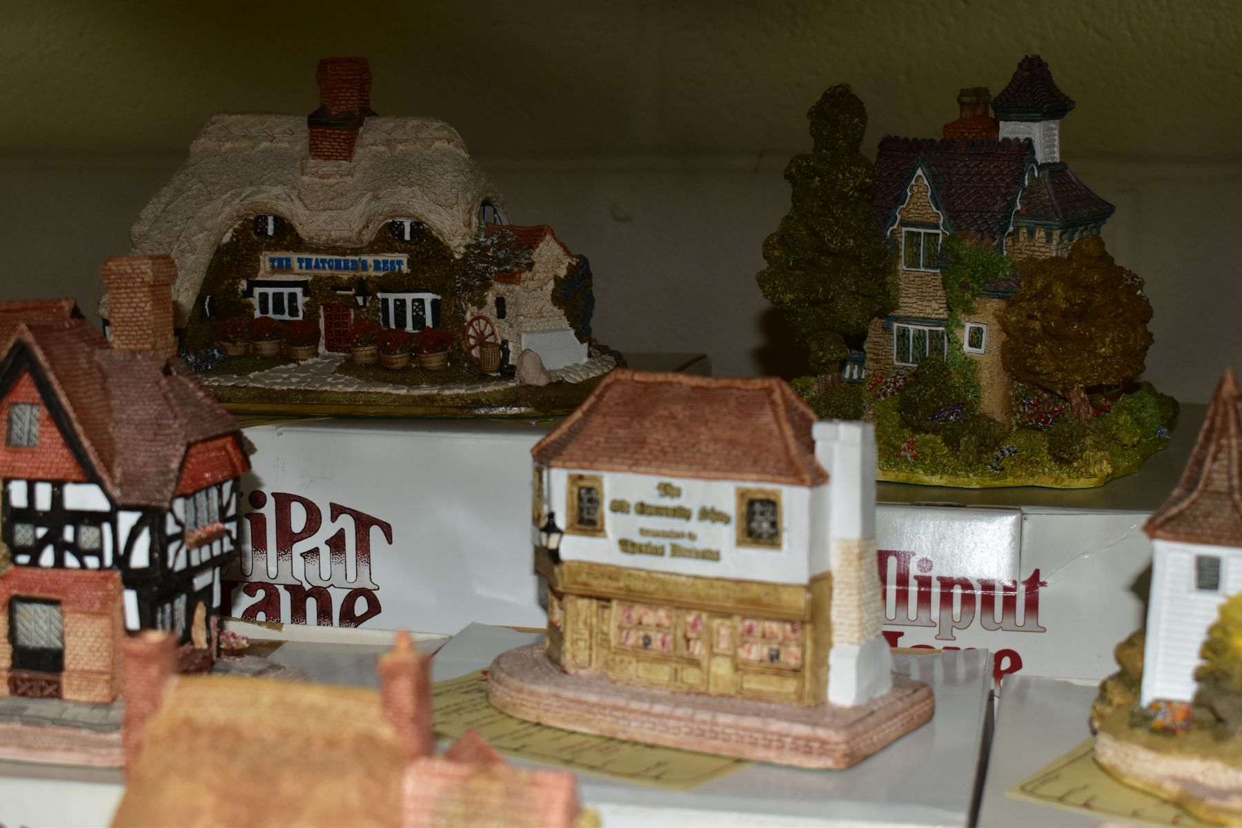 THIRTY THREE BOXED LILLIPUT LANE SCULPTURES FROM SOUTH EAST AND SOUTH WEST COLLECTIONS, all with - Bild 13 aus 22