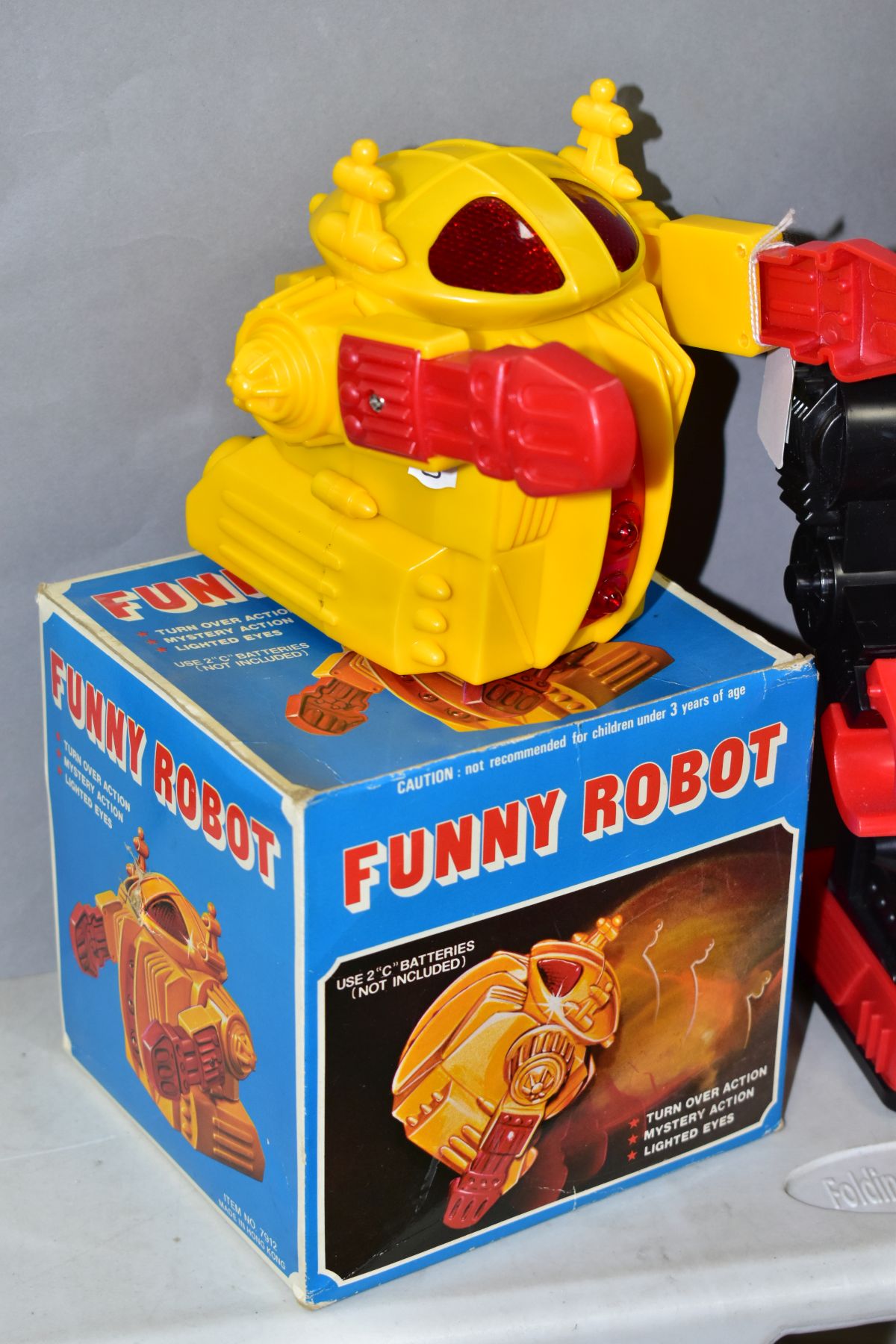 A BOXED KAMCO SATURN PLASTIC BATTERY OPERATED ROBOT, no. 1981, c.1980's, not tested, appears - Bild 2 aus 4