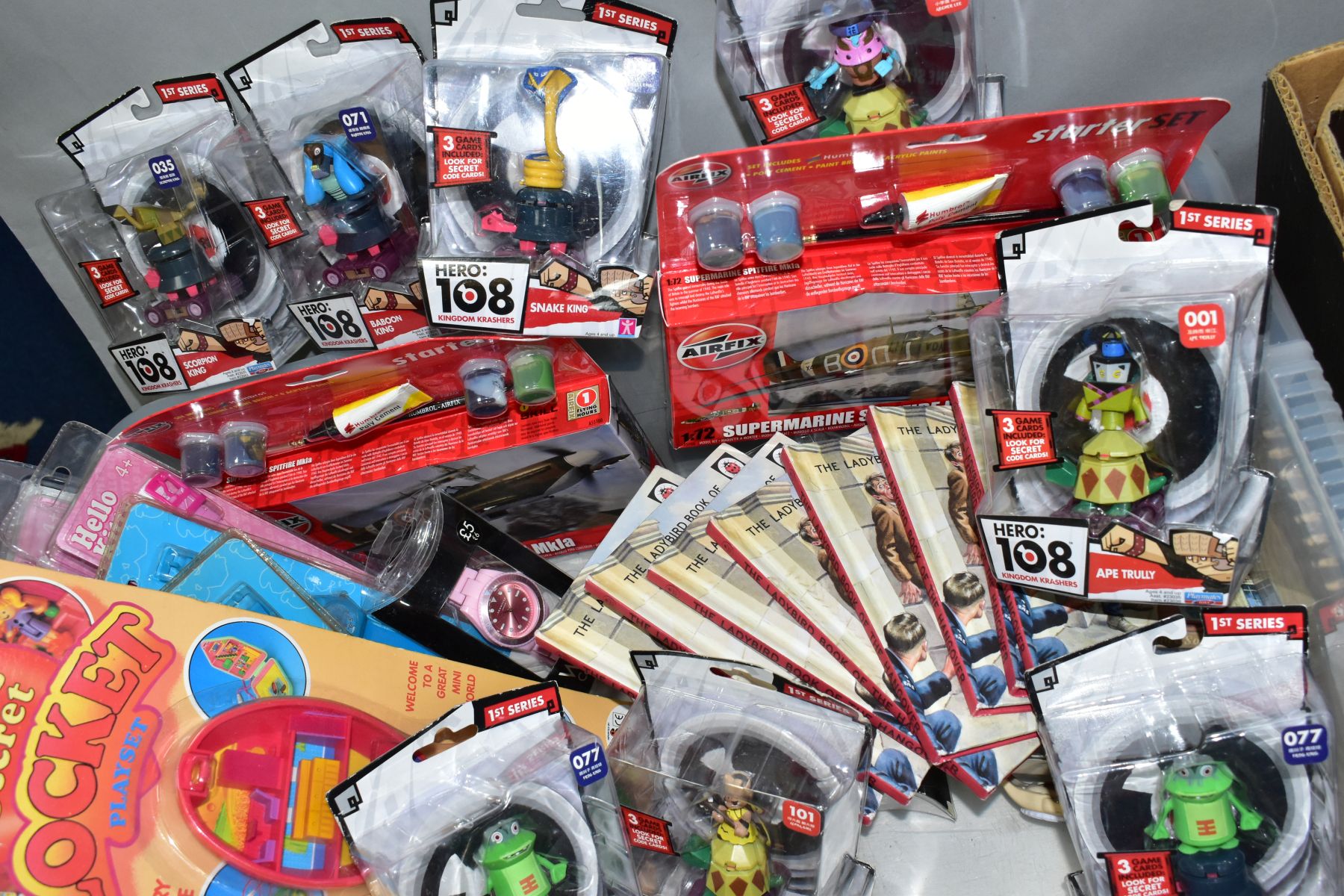 A QUANTITY OF ASSORTED TOYS, ACTION FIGURES AND WATCHES, etc, a quantity of Hero 108 figures, - Bild 3 aus 4