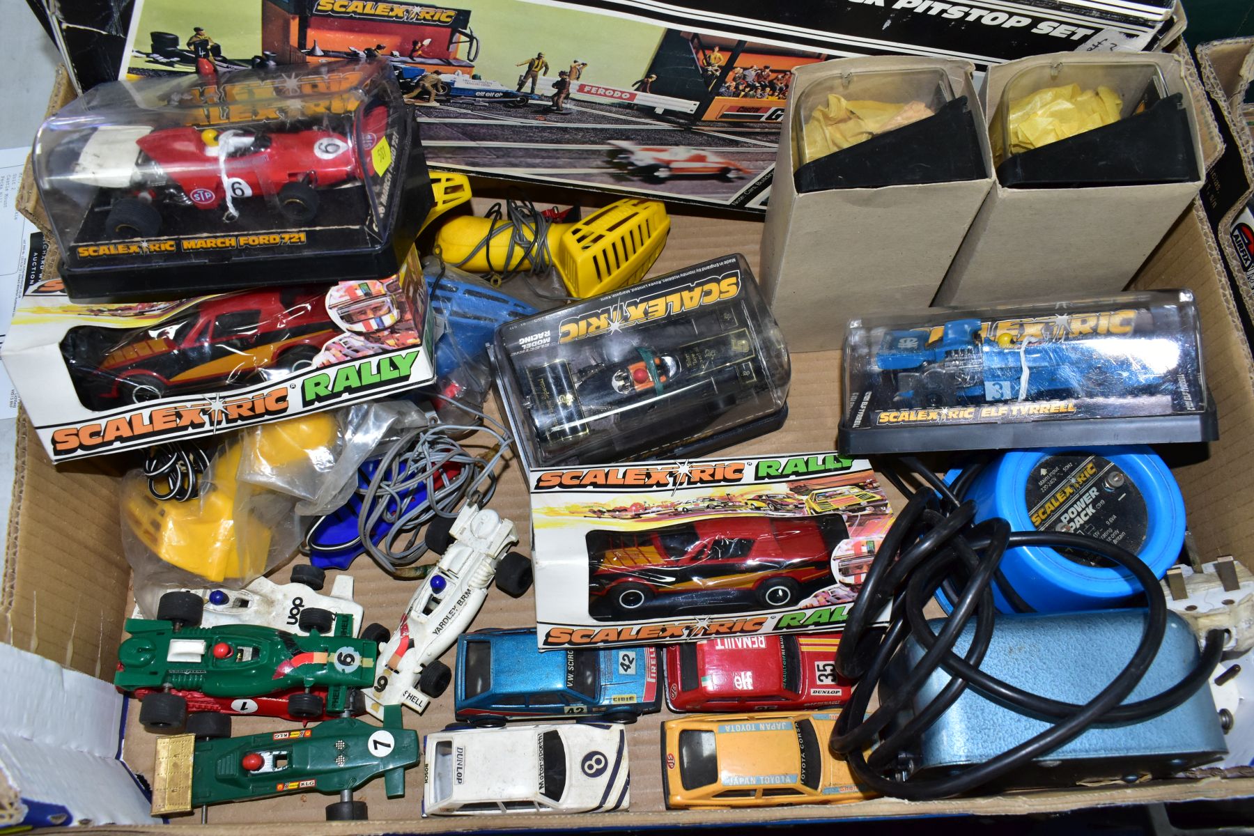 A COLLECTION OF BOXED AND UNBOXED SCALEXTRIC ITEMS, to include boxed Truimph TR7 rally car, No - Image 3 of 3