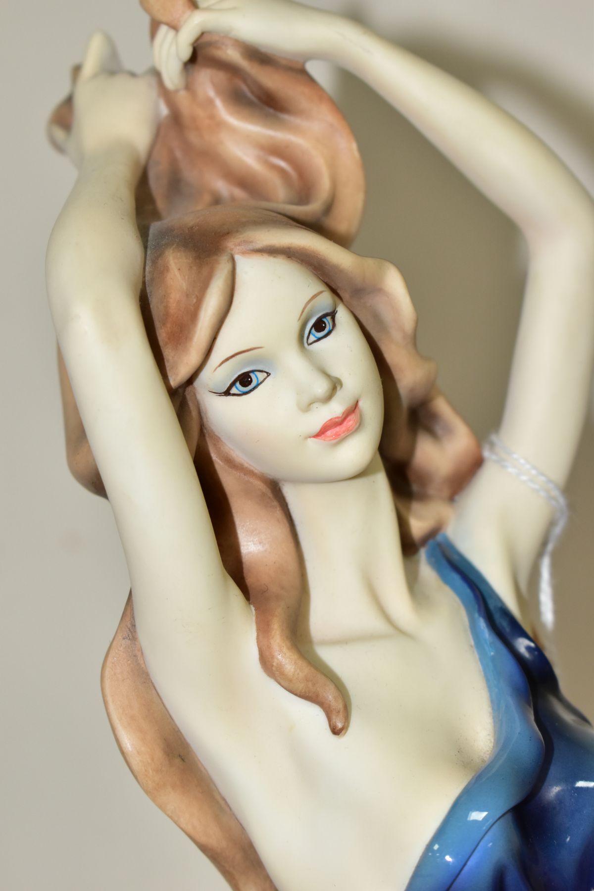 A 1940 BONE CHINA LADY FIGURE TITLED ELAINE AND TWO FRANKLIN MINT 'SOPHISTICATION' RESIN MODELS, the - Bild 10 aus 11