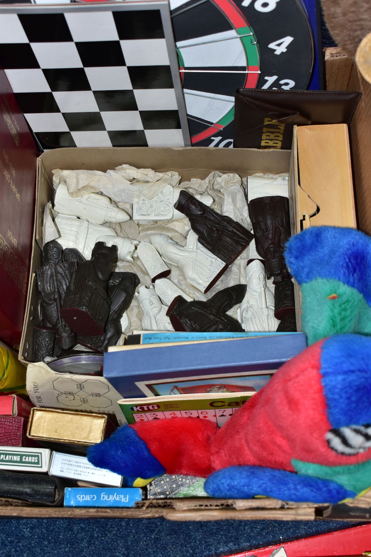 A BOX AND LOOSE OF TOYS AND GAMES, including a wooden cased backgammon set, a boxed Monopoly, - Bild 4 aus 7