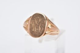 A GENT'S YELLOW METAL SIGNET RING, of an oval form, engraved initials 'R.E.C', textured shoulders,
