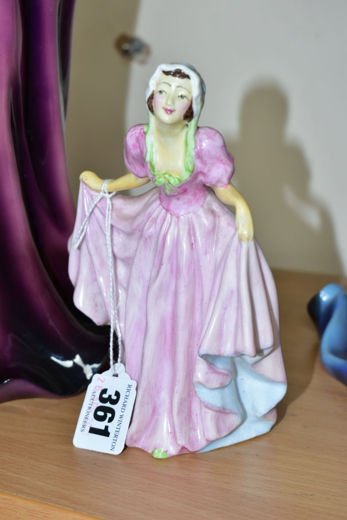 A 1940 BONE CHINA LADY FIGURE TITLED ELAINE AND TWO FRANKLIN MINT 'SOPHISTICATION' RESIN MODELS, the - Bild 2 aus 11