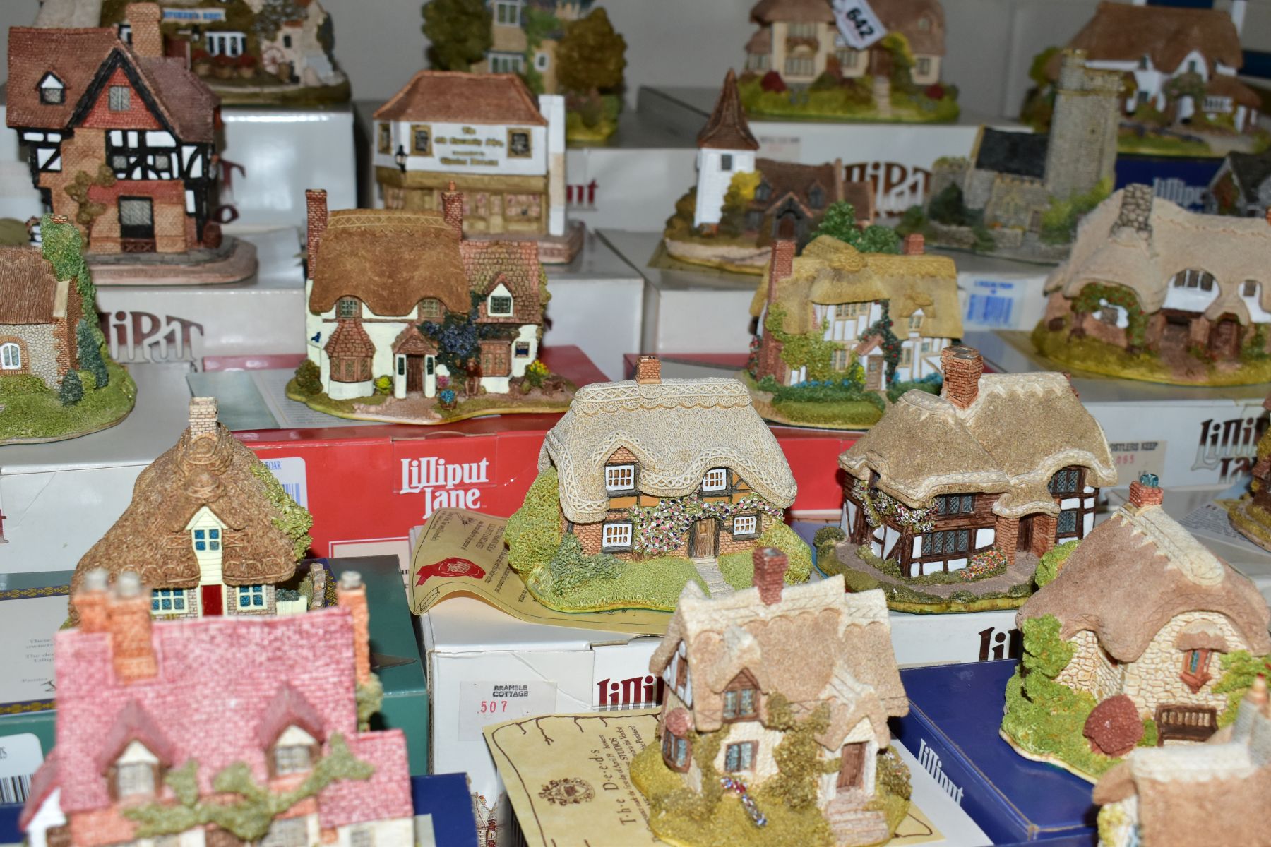 THIRTY THREE BOXED LILLIPUT LANE SCULPTURES FROM SOUTH EAST AND SOUTH WEST COLLECTIONS, all with - Bild 6 aus 22