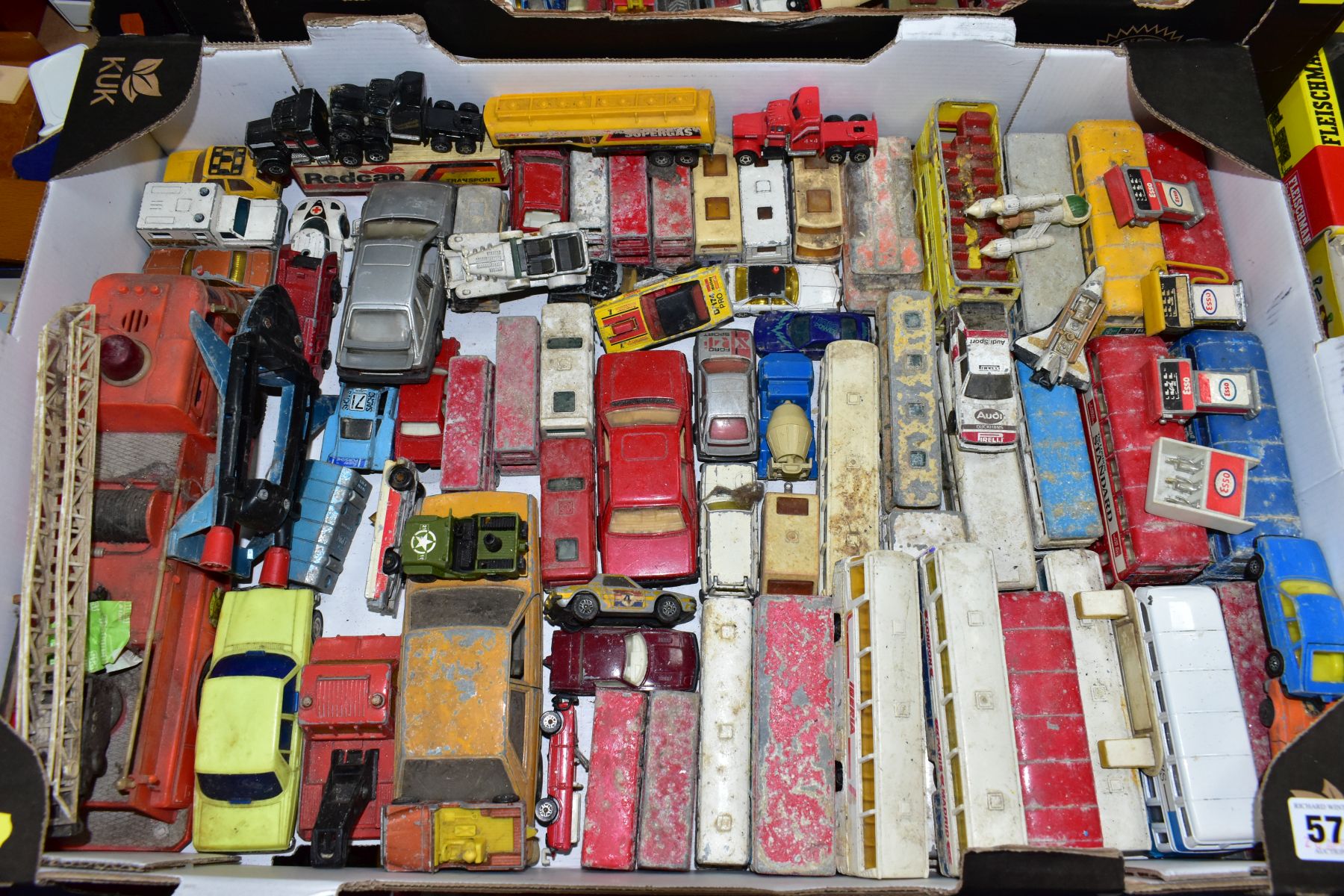 A QUANTITY OF UNBOXED AND ASSORTED PLAYWORN DIECAST VEHICLES, to include Corgi, Corgi Classics, - Bild 2 aus 9