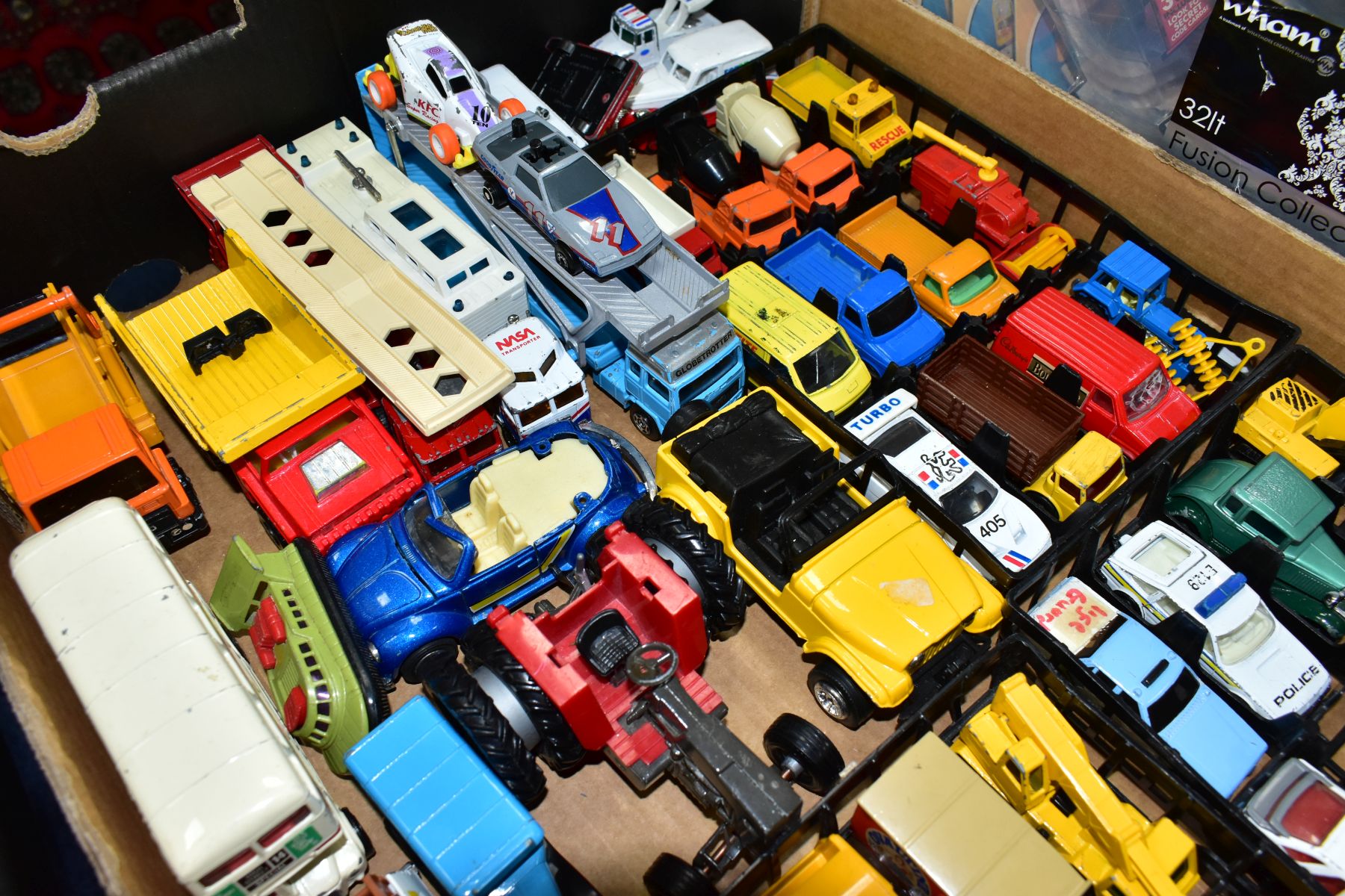 A QUANTITY OF UNBOXED AND ASSORTED PLAYWORN DIECAST VEHICLES, to include Matchbox, Corgi, Corgi - Bild 6 aus 6