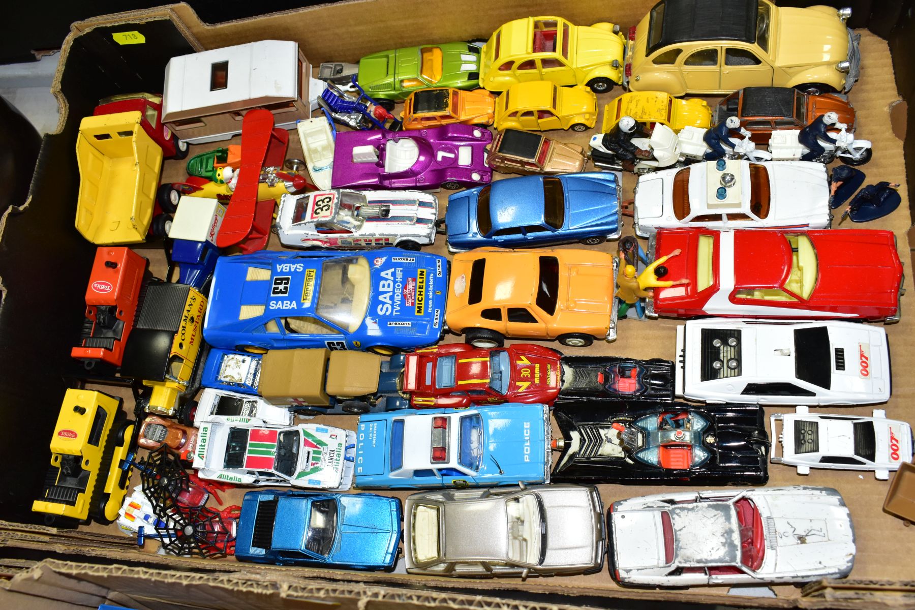 A QUANTITY OF UNBOXED AND ASSORTED PLAYWORN DIECAST VEHICLES, to include Corgi Toys Batmobile, No. - Image 6 of 8