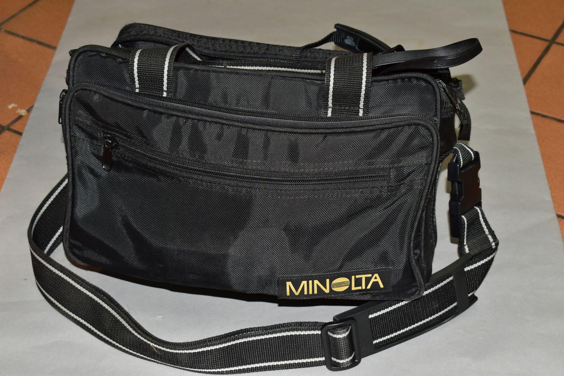 PHOTOGRAPHIC EQUIPMENT comprising a Minolta Dynax 300SI camera body, Minolta 35-70 zoom lens, - Image 9 of 9