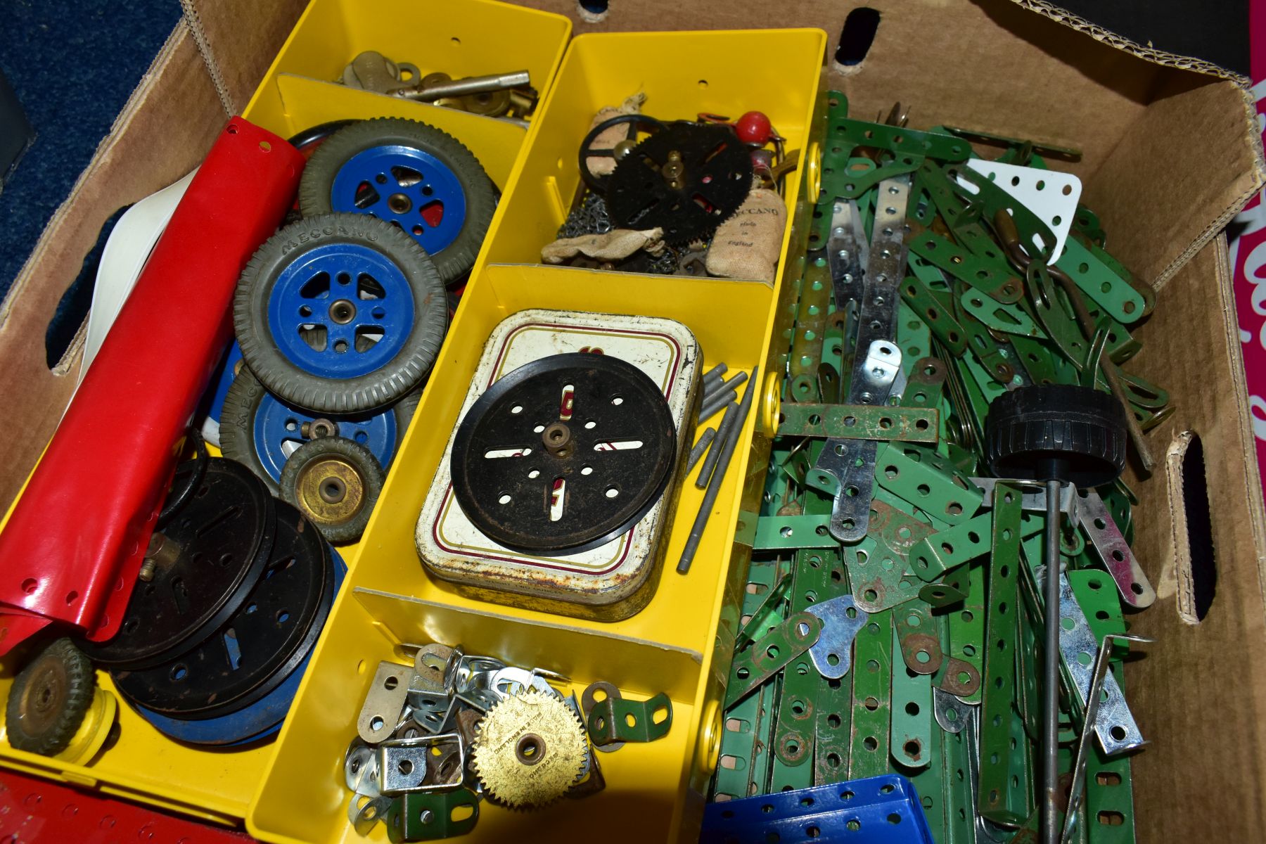 A QUANTITY OF ASSORTED MECCANO, to include hinged flat plates, flat plates, flanged plates, angle - Bild 3 aus 4