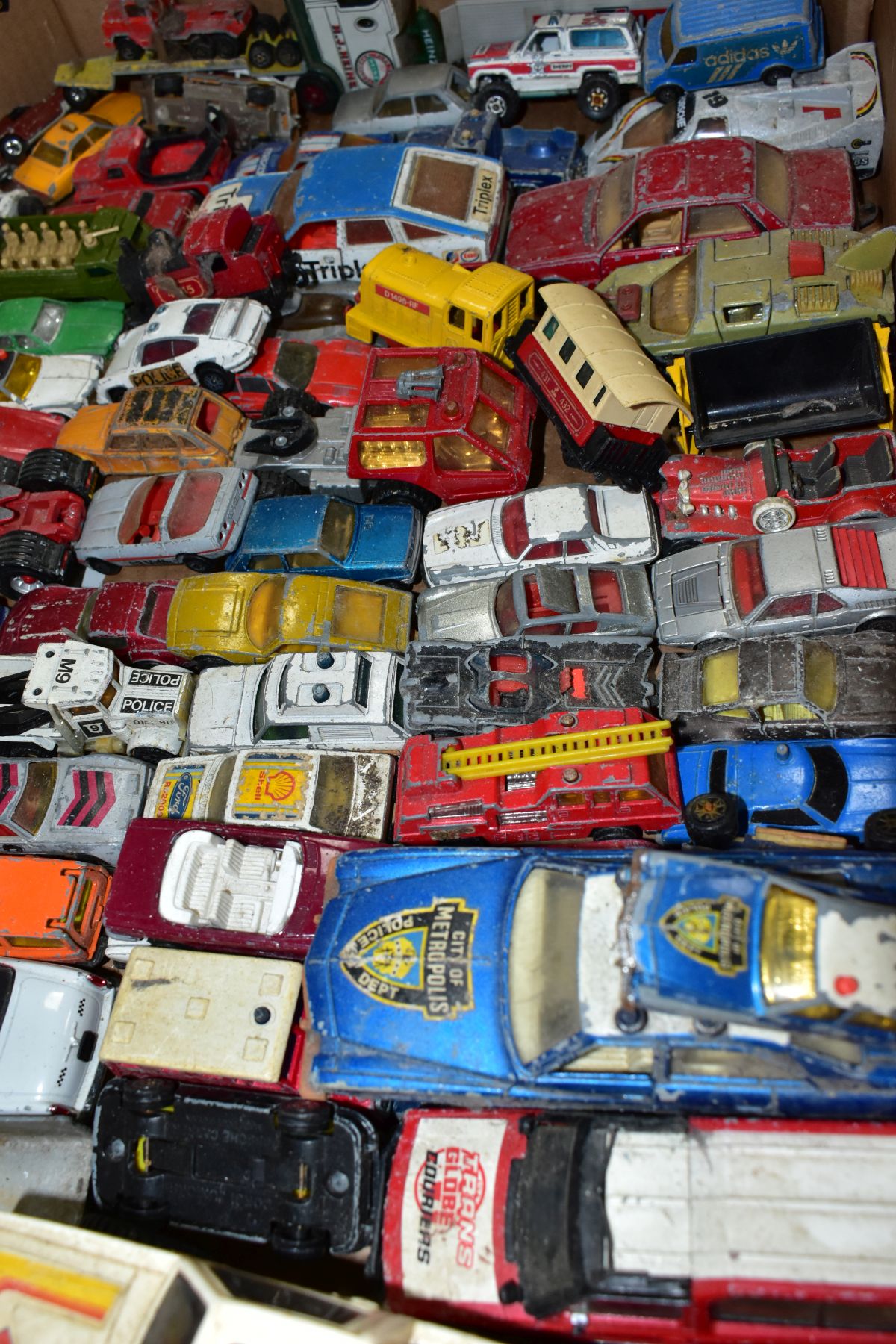 A QUANTITY OF UNBOXED AND ASSORTED PLAYWORN DIECAST VEHICLES, to include Corgi, Corgi Classics, - Bild 9 aus 9