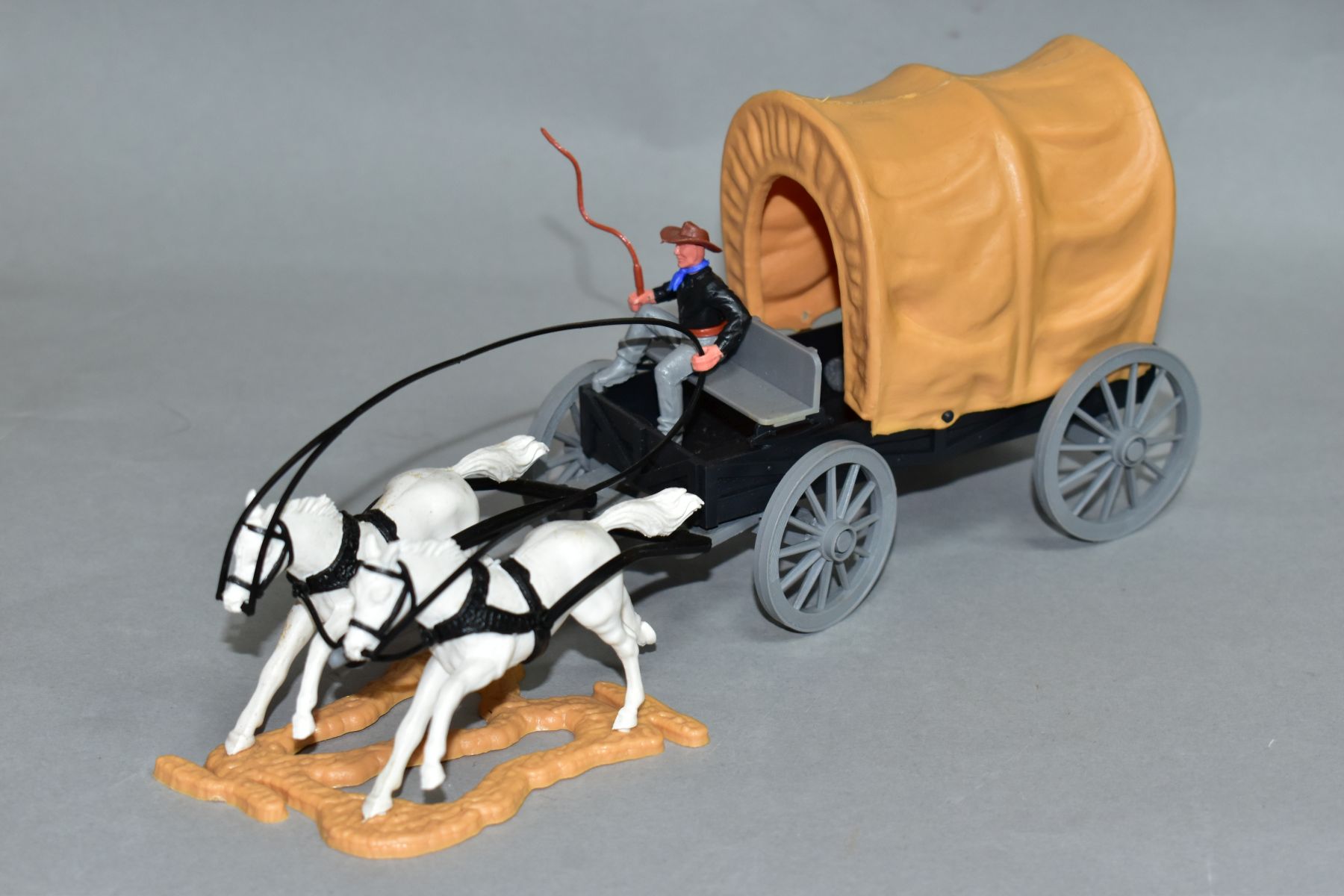 THREE TIMPO TOYS PLASTIC HORSE DRAWN VEHICLES, Covered Wagon, No 271, Chuck Wagon, No 273 and Wild - Bild 4 aus 4