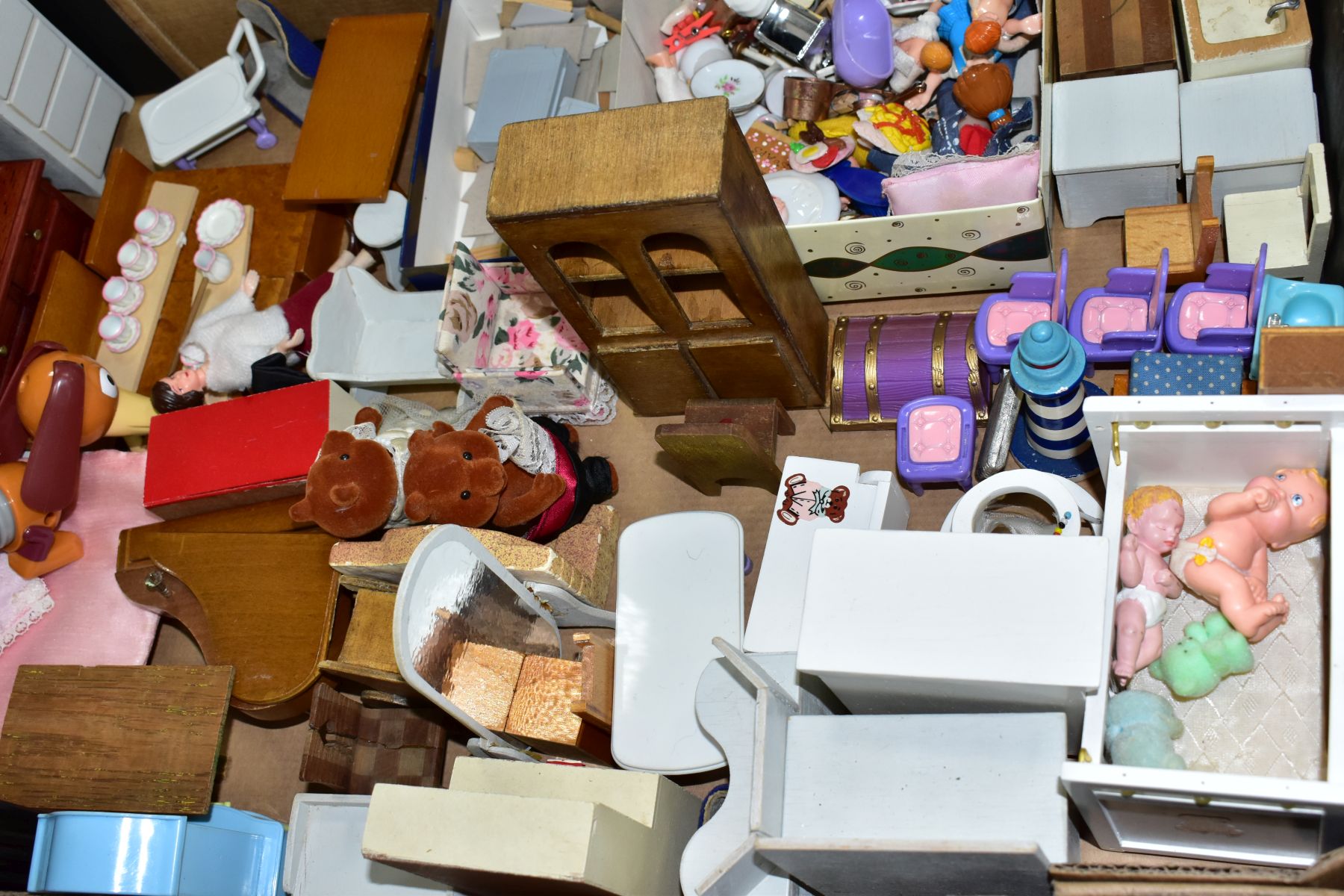 A WOODEN DOLLS HOUSE, modelled as a two storey town house, front opening to reveal two rooms, - Bild 5 aus 9