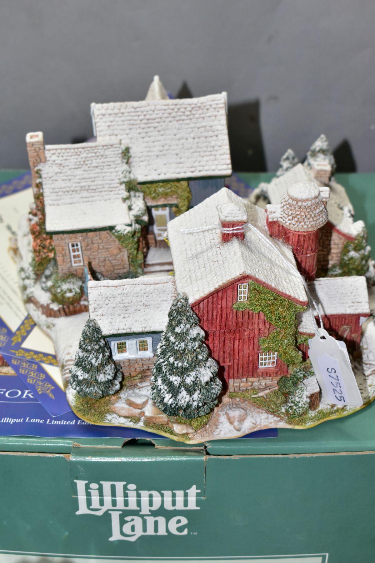 A BOXED LIMITED EDITION LILLIPUT LANE SCULPTURE, 'Home for The Holidays' from Christmas In America - Bild 4 aus 5