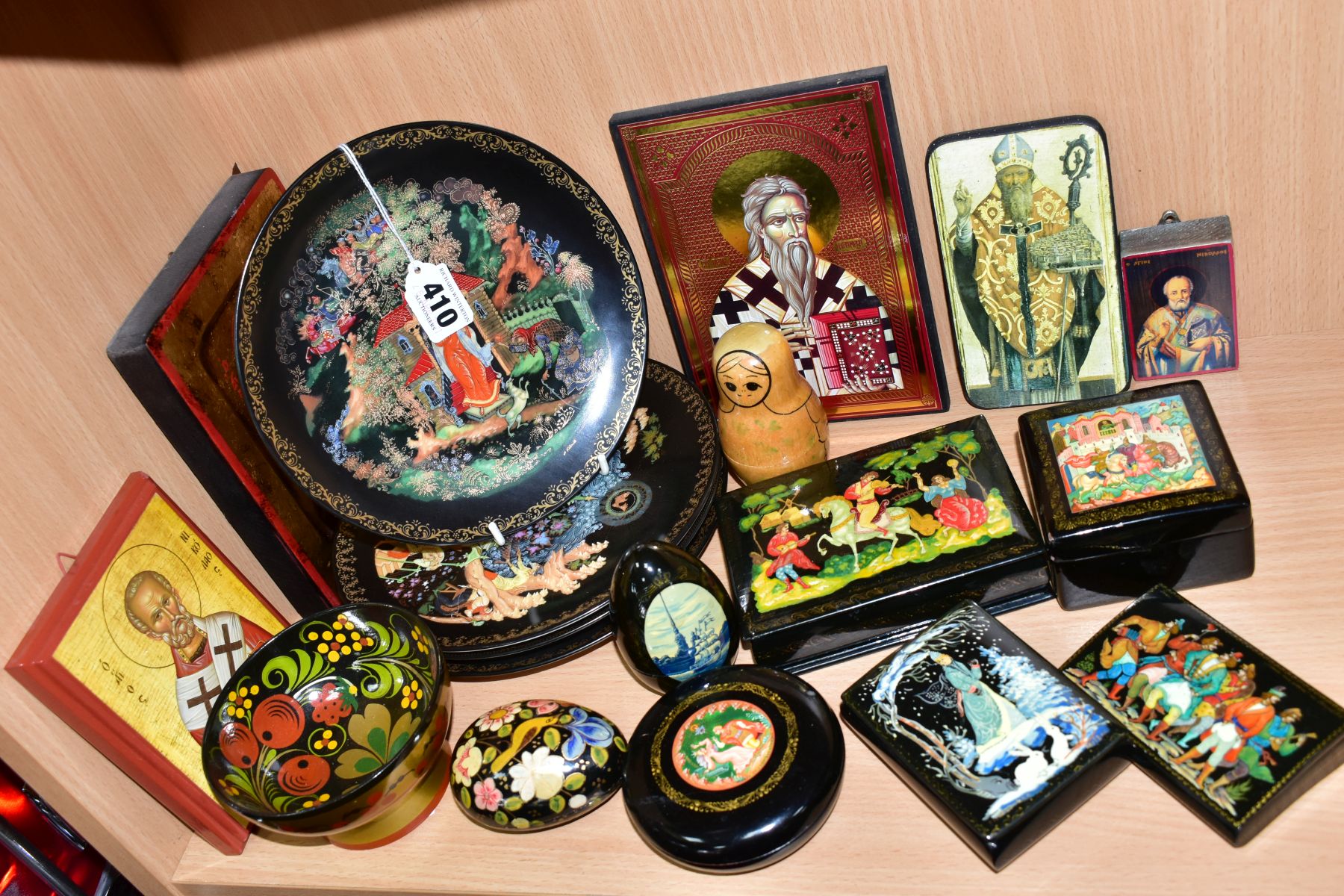 A SMALL COLLECTION OF DECORATIVE RUSSIAN ITEMS, including a set of four modern collectors plates,