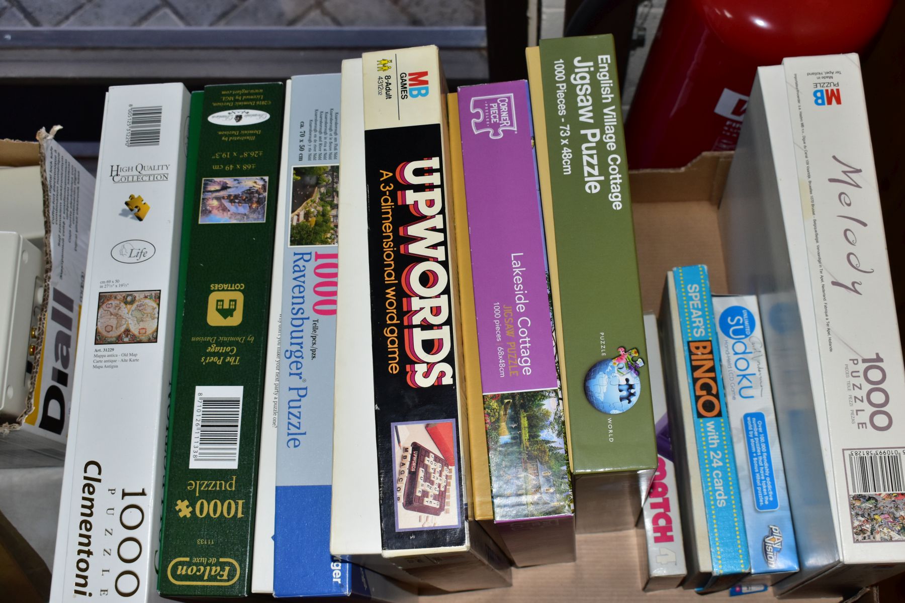FOUR BOXES OF BOXED GAMES, MODERN JIGSAW PUZZLES, three albums of 78's and a box of Cambridge - Bild 3 aus 6