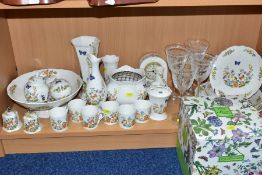 A BOXED SET OF FOUR PORTMEIRION BOTANIC GARDEN WINE GLASSES AND A QUANTITY OF AYNSLEY COTTAGE GARDEN