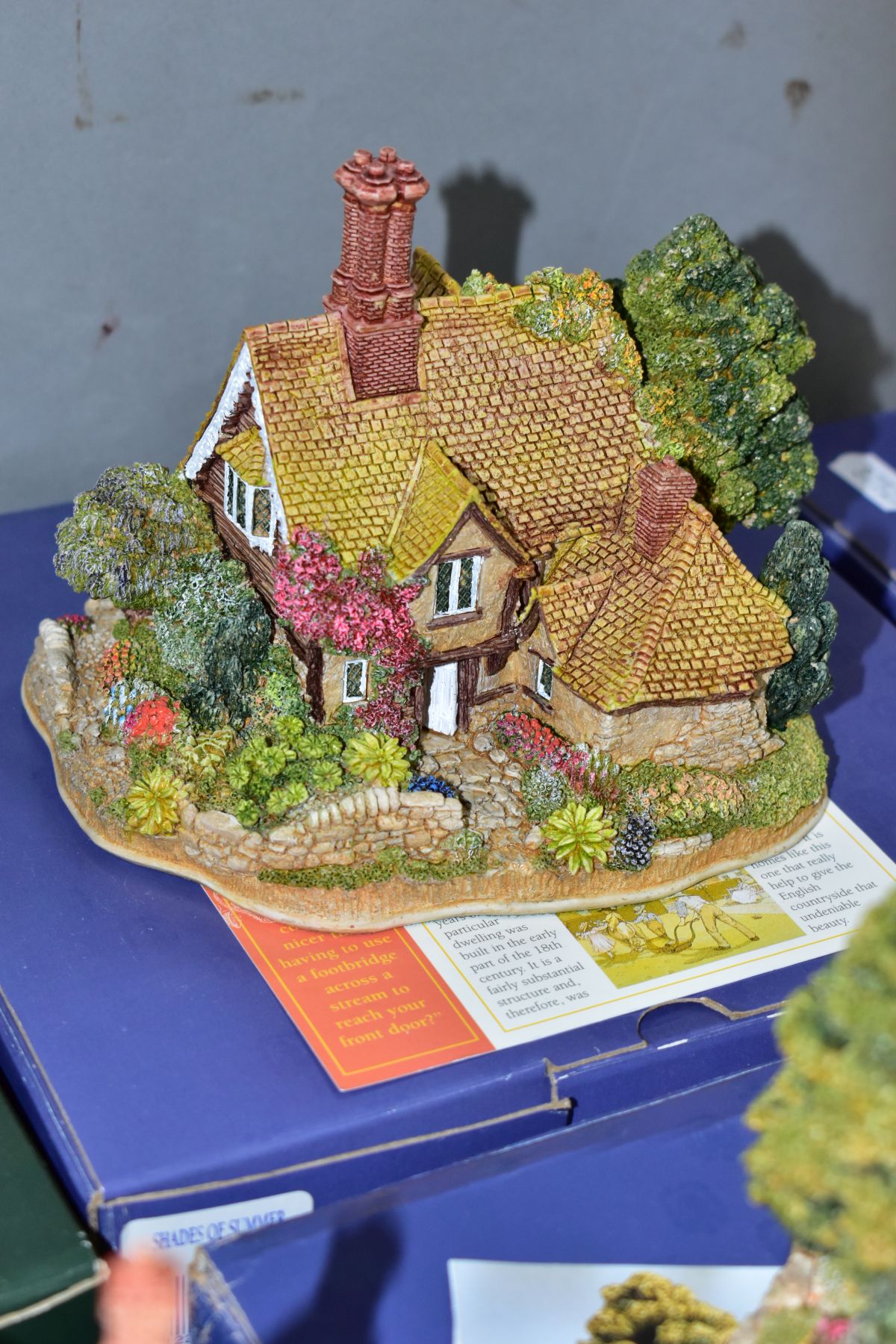 THIRTEEN BOXED LILLIPUT LANE ANNIVERSARY SCULPTURES, all with deeds, 'Cotman Cottage' 1993, ' - Bild 7 aus 15