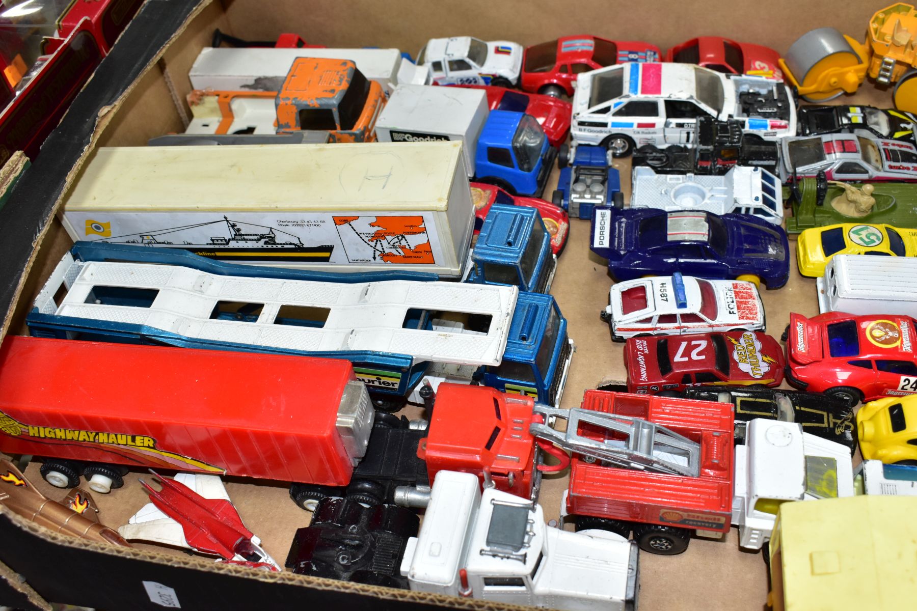A QUANTITY OF UNBOXED AND ASSORTED PLAYWORN DIECAST VEHICLES, to include Dinky Toys Field Marshall - Image 9 of 12