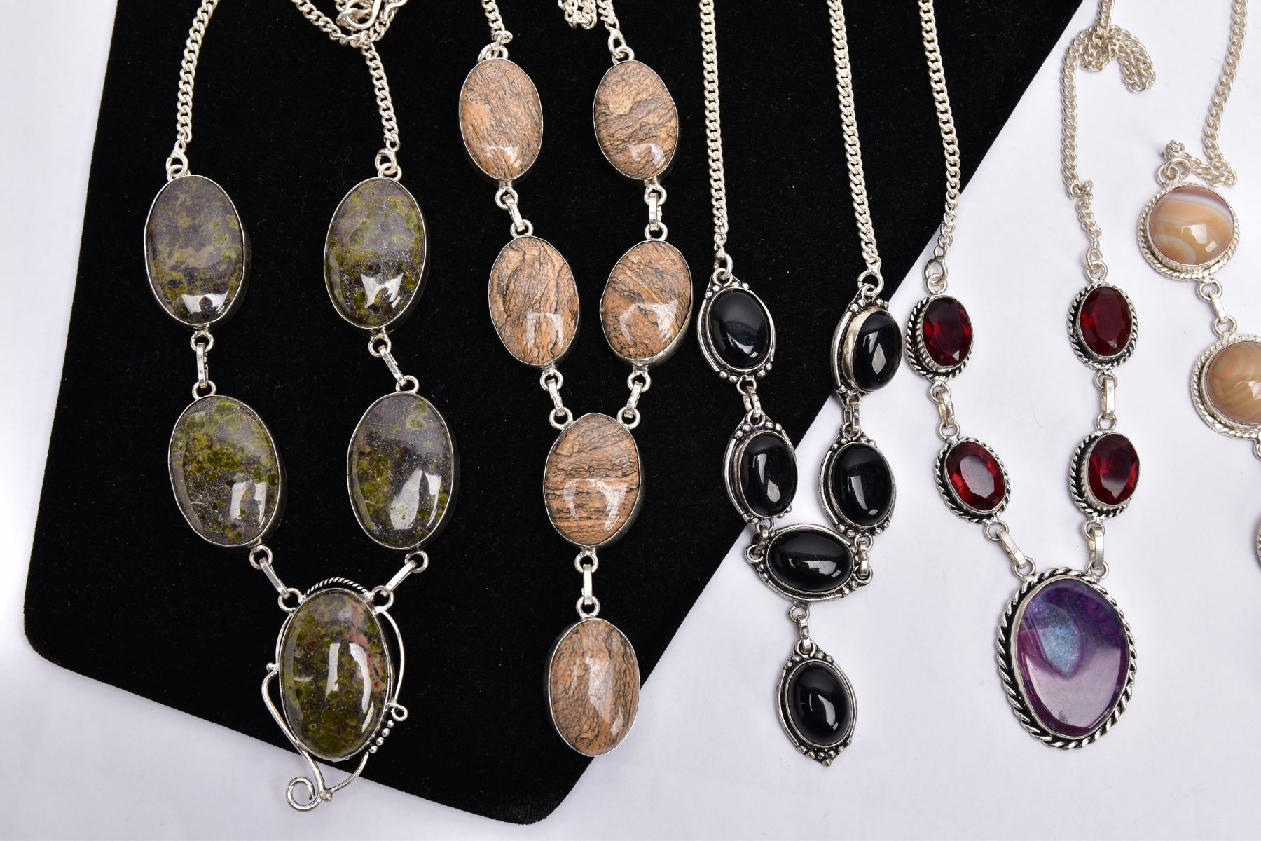 SIX WHITE METAL, SEMI PRECIOUS GEMSTONE SET NECKLACES, to include a green agate cabochon necklace - Image 5 of 6