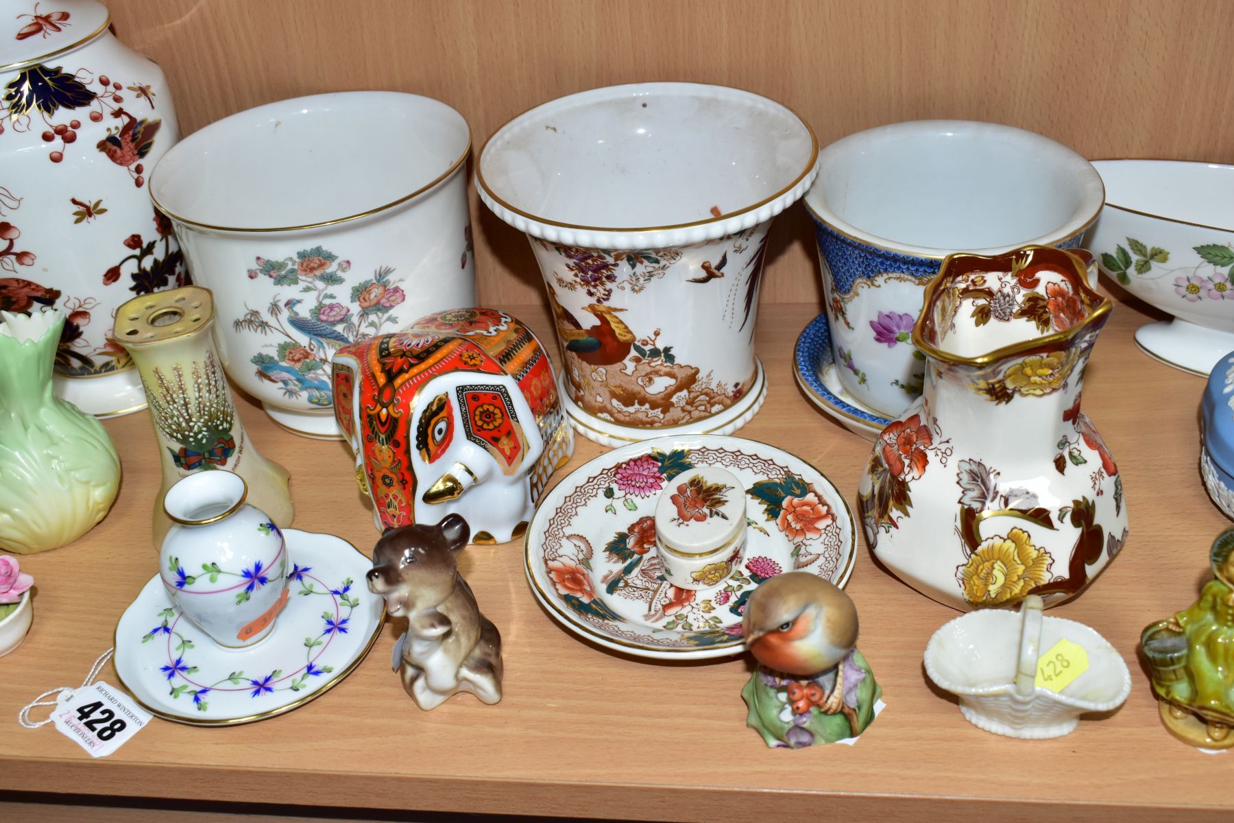 A GROUP OF LATE 19TH AND 20TH CENTURY CERAMICS, including modern giftware by Herend, Wedgwood, Royal - Image 3 of 20