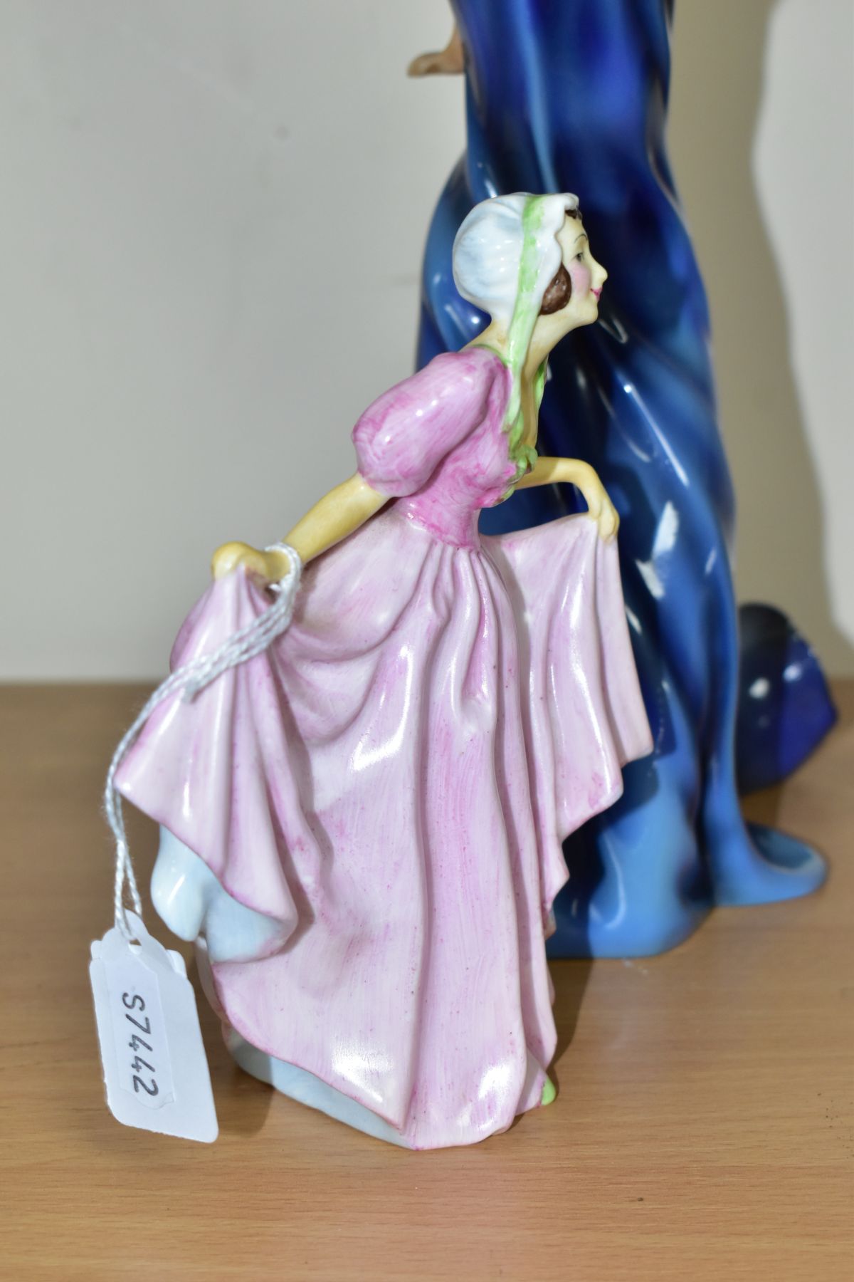 A 1940 BONE CHINA LADY FIGURE TITLED ELAINE AND TWO FRANKLIN MINT 'SOPHISTICATION' RESIN MODELS, the - Bild 4 aus 11