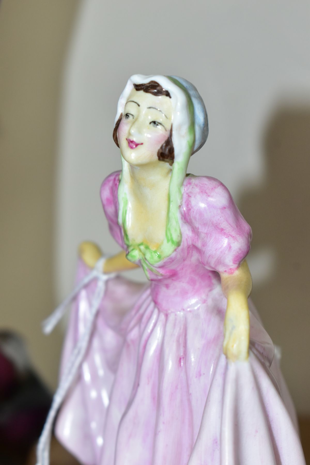A 1940 BONE CHINA LADY FIGURE TITLED ELAINE AND TWO FRANKLIN MINT 'SOPHISTICATION' RESIN MODELS, the - Bild 11 aus 11