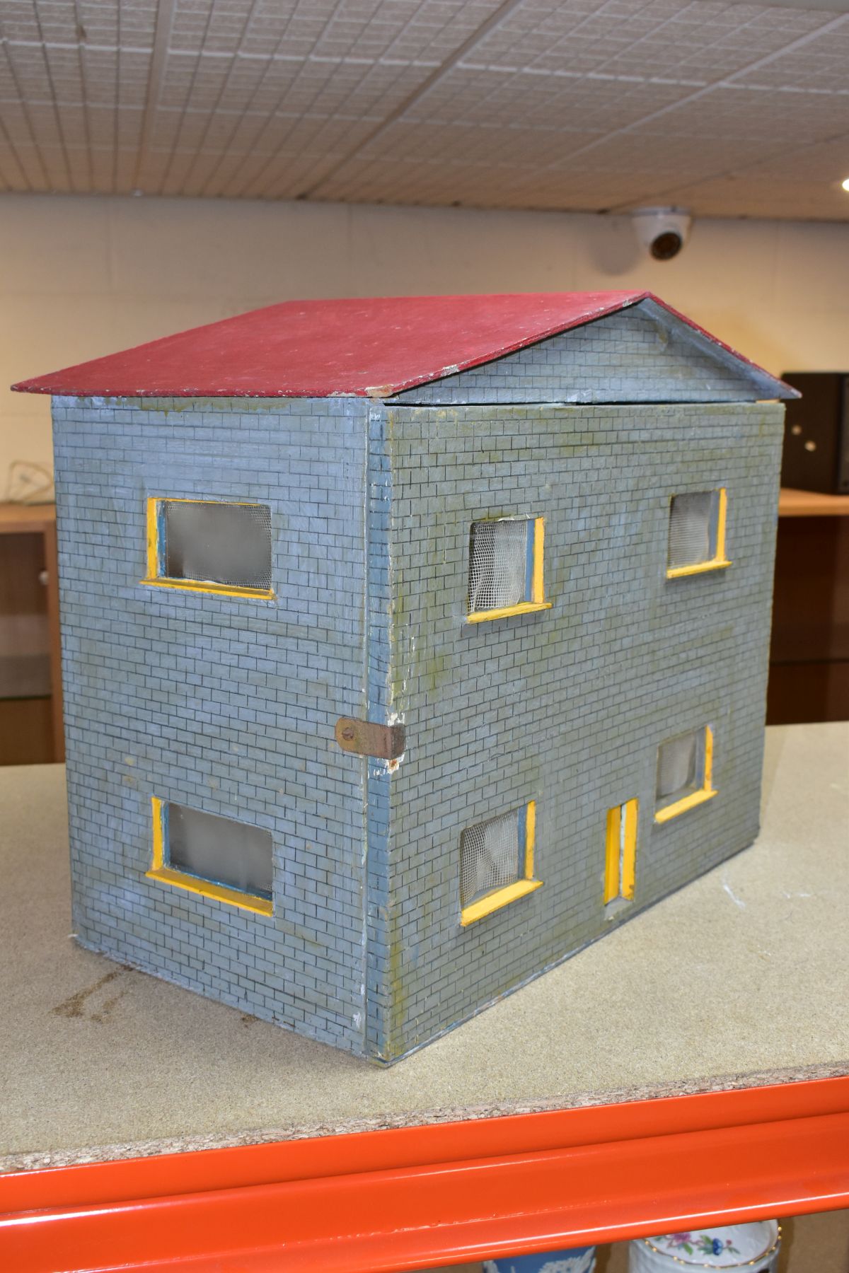 A SCRATCHBUILT WOODEN DOLLS HOUSE, modelled as a modern two storey detached house, removable - Image 3 of 4