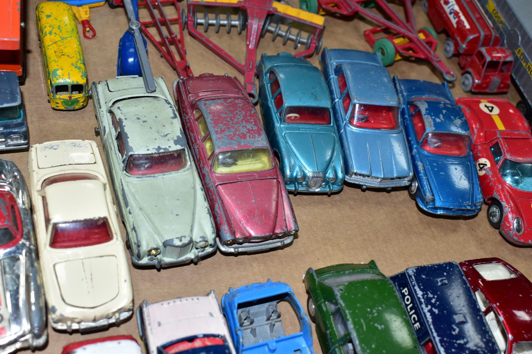 A QUANTITY OF UNBOXED AND ASSORTED PLAYWORN DIECAST VEHICLES, to include spot-on Morris 1100 No 262, - Bild 4 aus 10